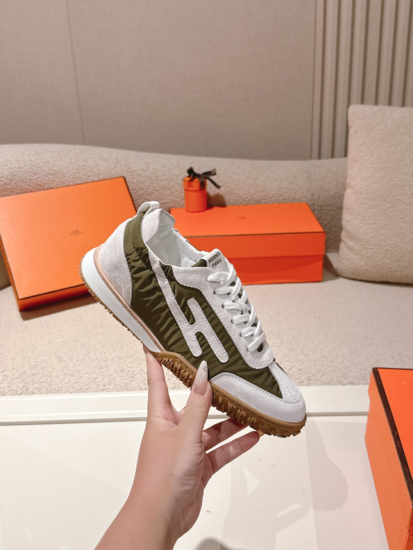 에르메스(HERMES) 스웨이드 고트 레더 스니커즈 신발