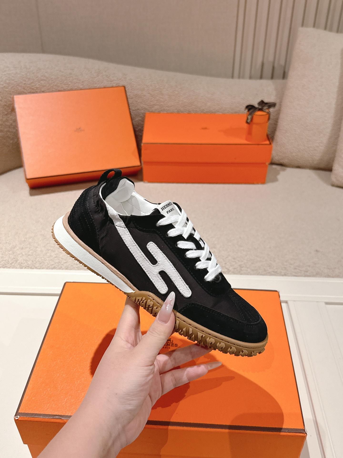 에르메스(HERMES) 스웨이드 고트 레더 스니커즈 신발