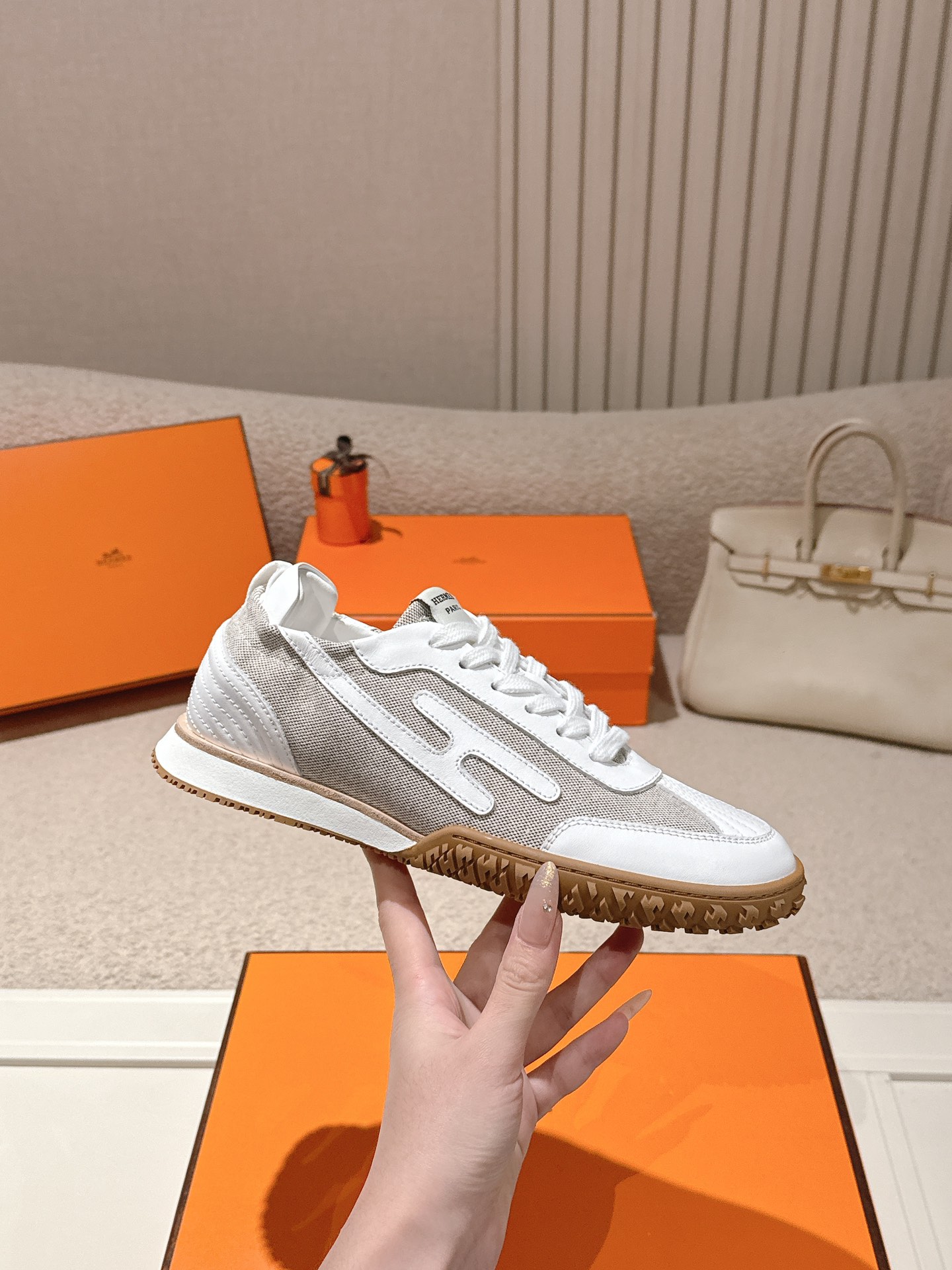 에르메스(HERMES) 스웨이드 고트 레더 스니커즈 신발