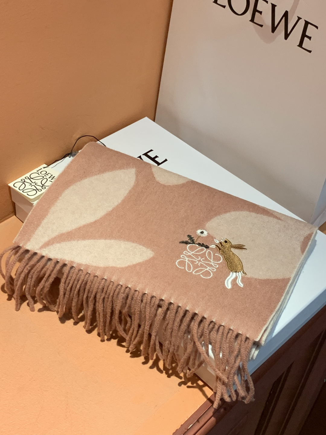 로에베(LOEWE) 자수 로고 목도리 스카프