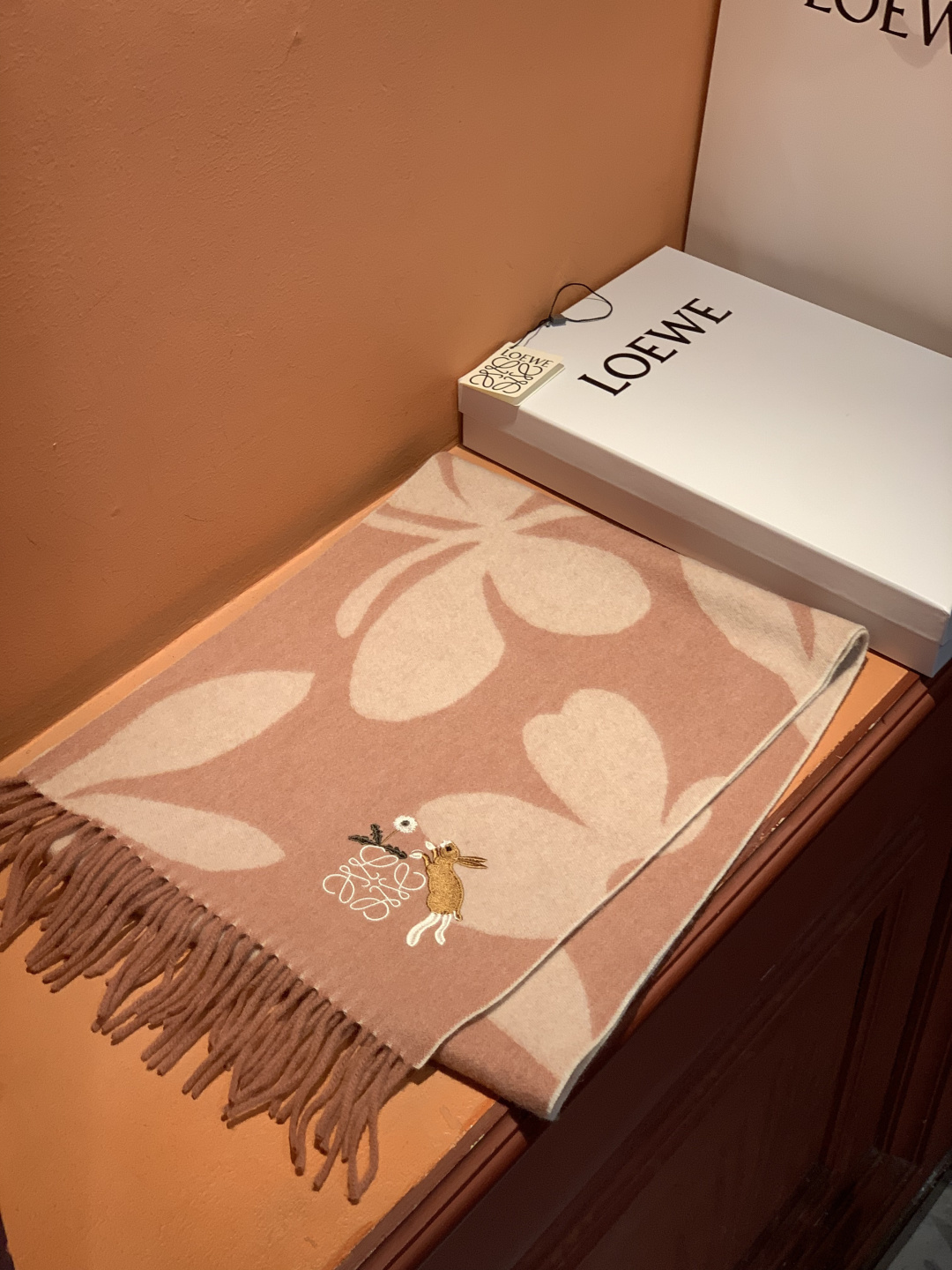 로에베(LOEWE) 자수 로고 목도리 스카프