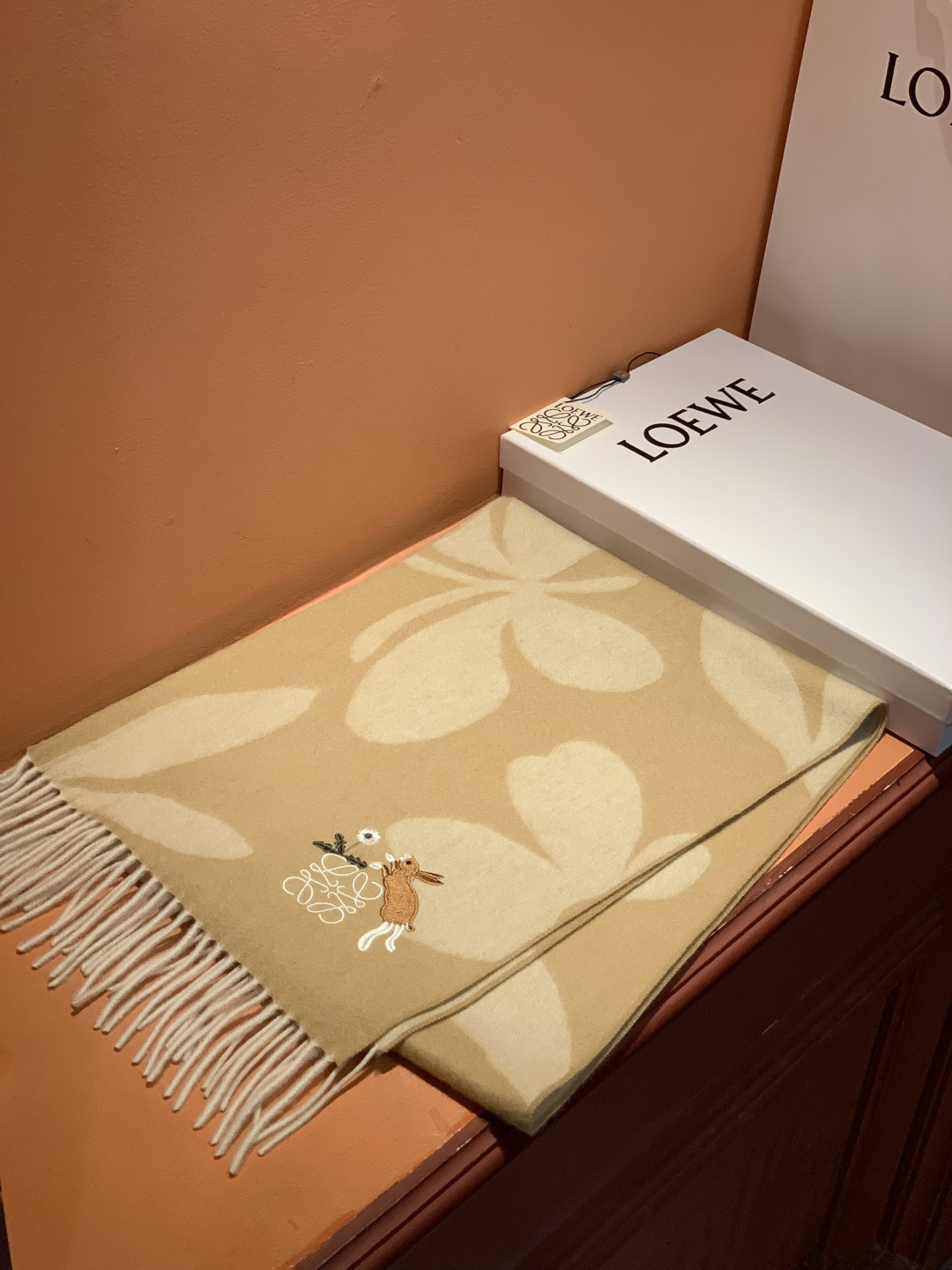 로에베(LOEWE) 자수 로고 목도리 스카프