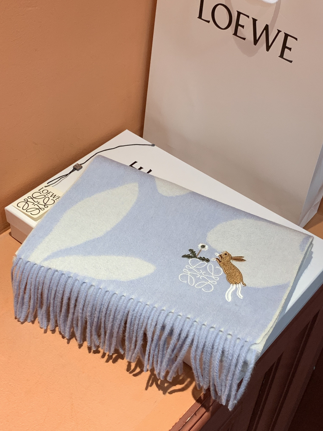 로에베(LOEWE) 자수 로고 목도리 스카프