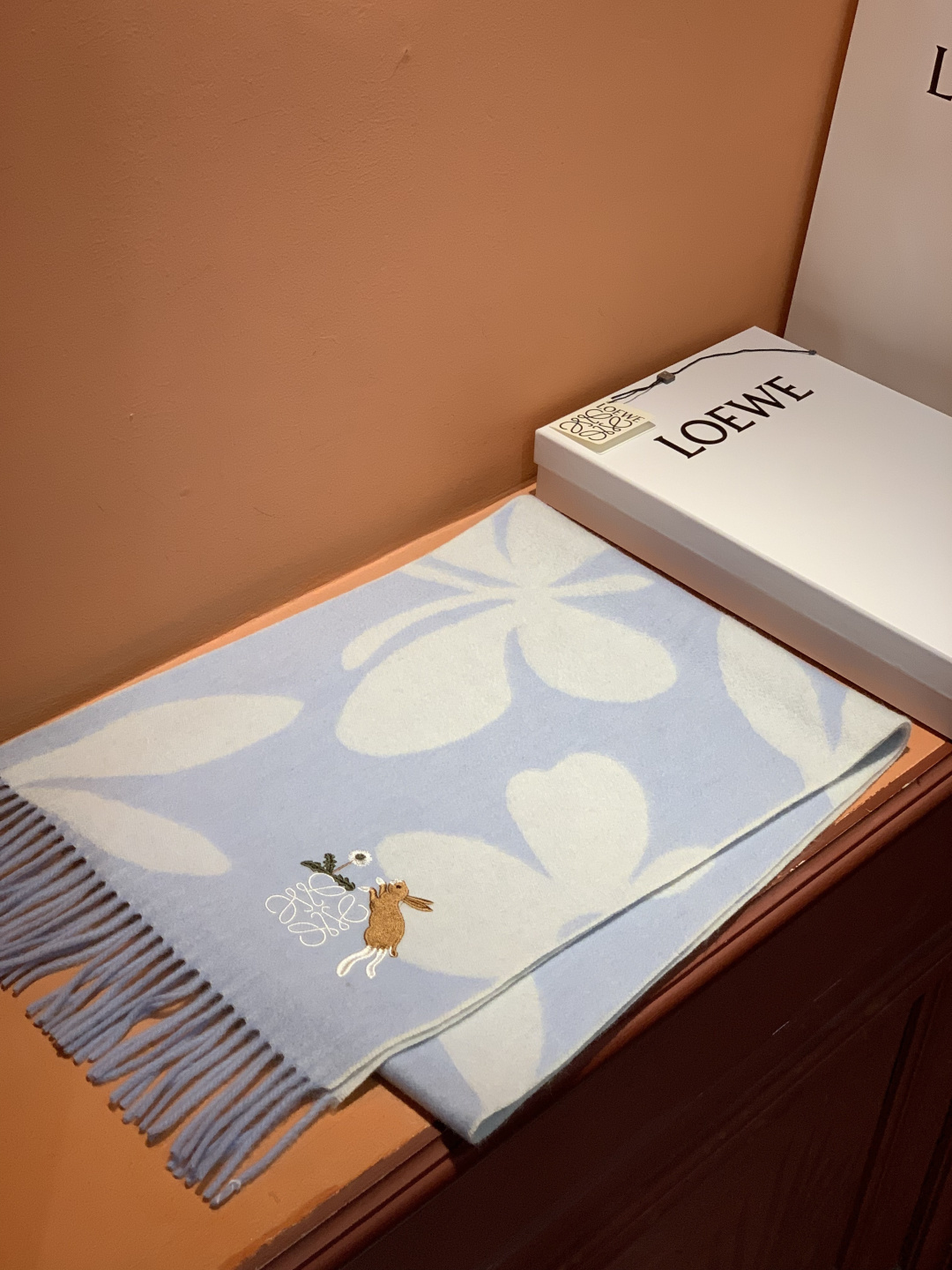 로에베(LOEWE) 자수 로고 목도리 스카프