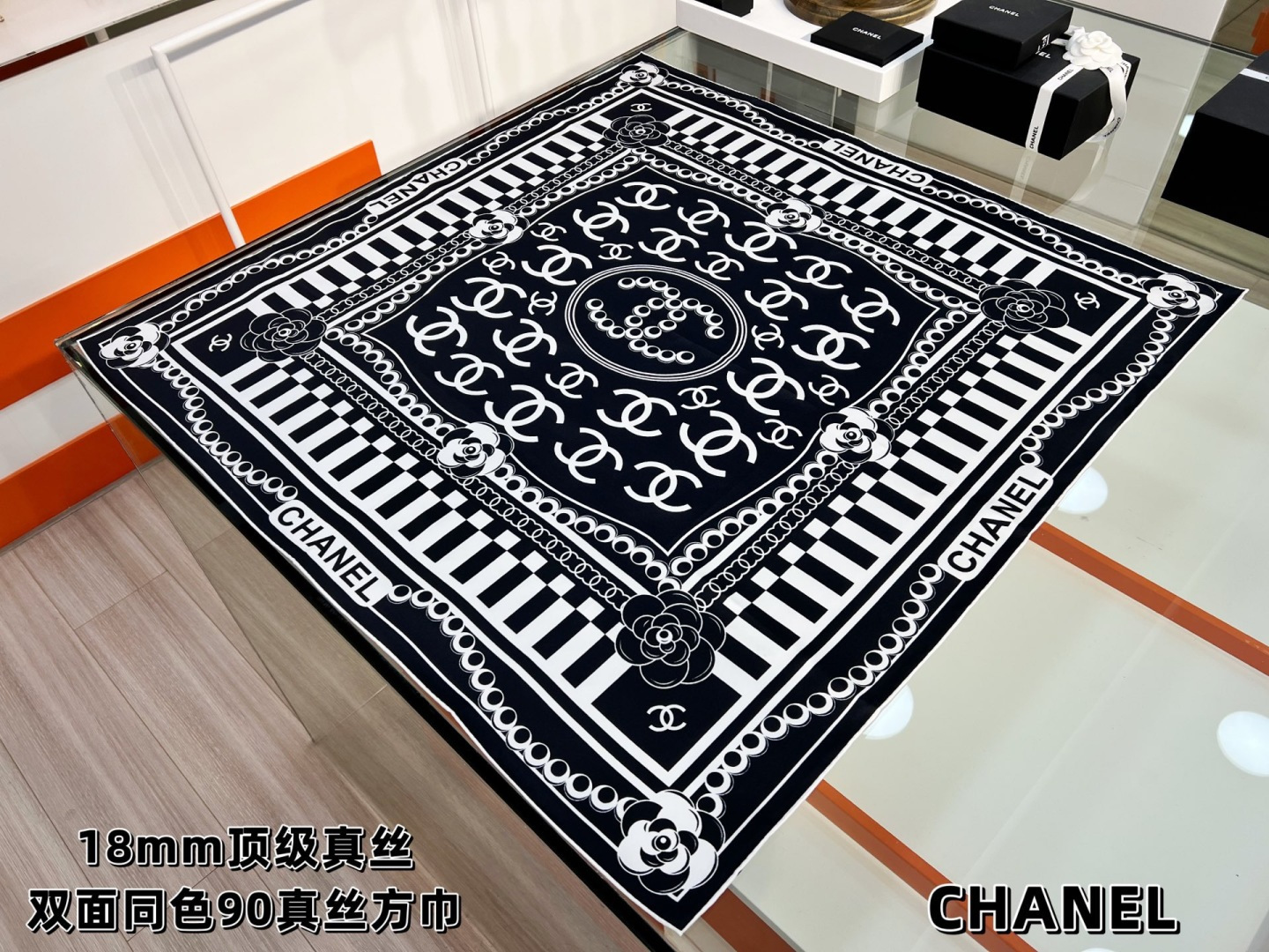 샤넬(CHANEL) CC 로고 더블 실크 프린트 목도리 스카프