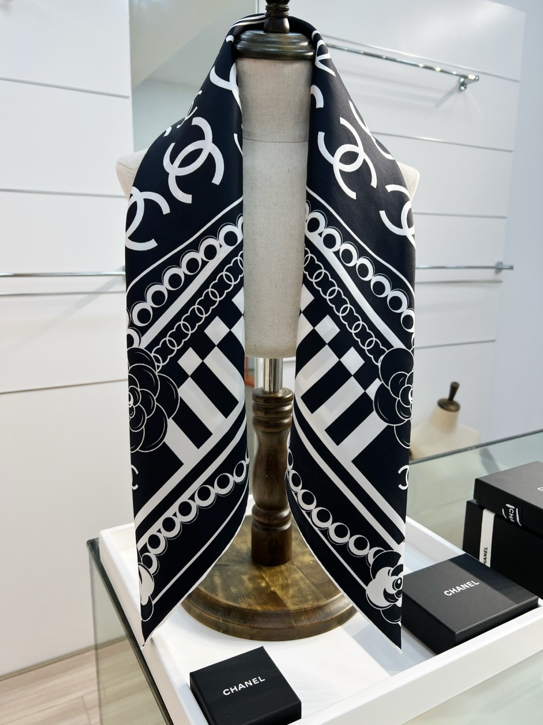 샤넬(CHANEL) CC 로고 더블 실크 프린트 목도리 스카프