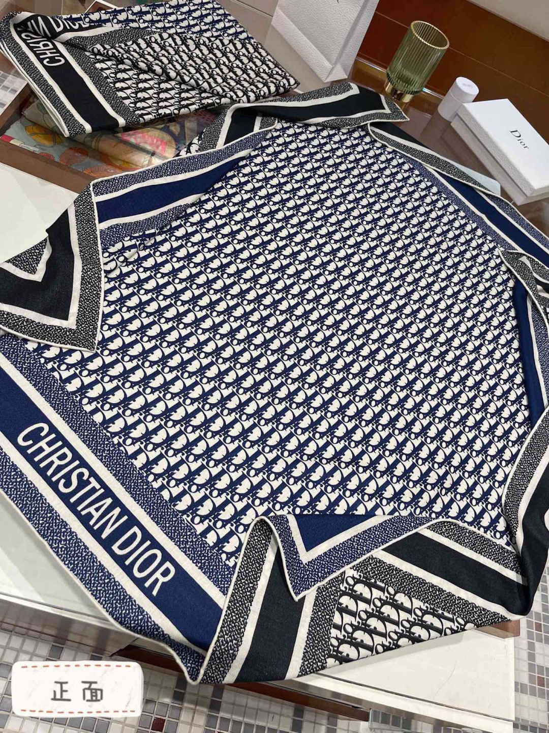 디올(DIOR) 더블 실크 벨벳 목도리 스카프