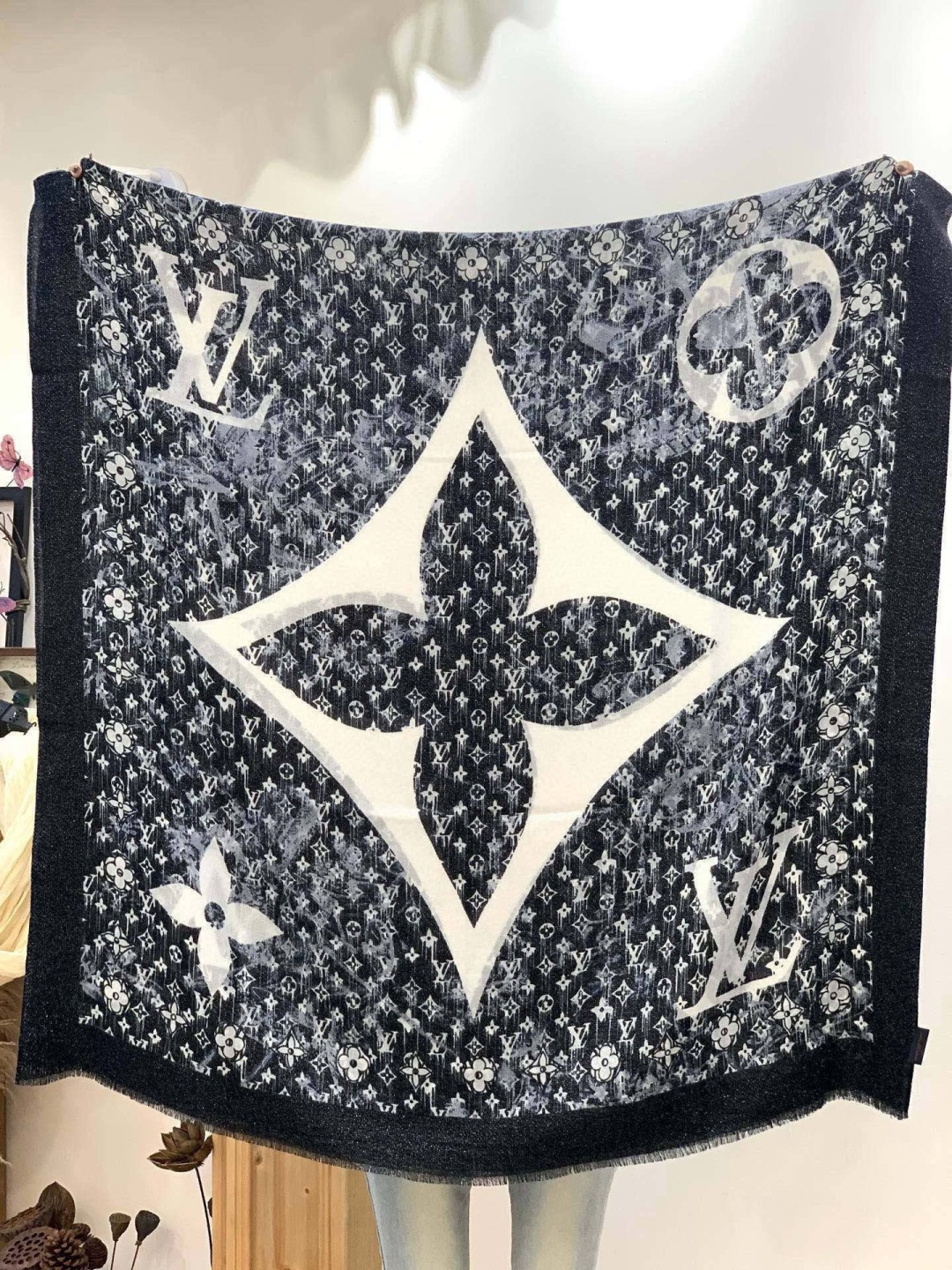 루이비통(LV) 모노그램 실버 캐시미어 목도리 스카프