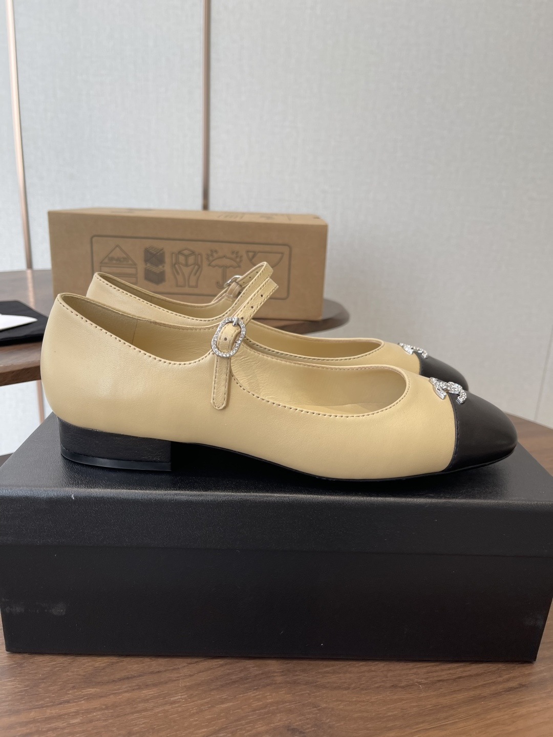 샤넬(Chanel) 프렌치 주얼 버클 스퀘어토 메리제인 플랫 슈즈 구두 신발 굽 2cm