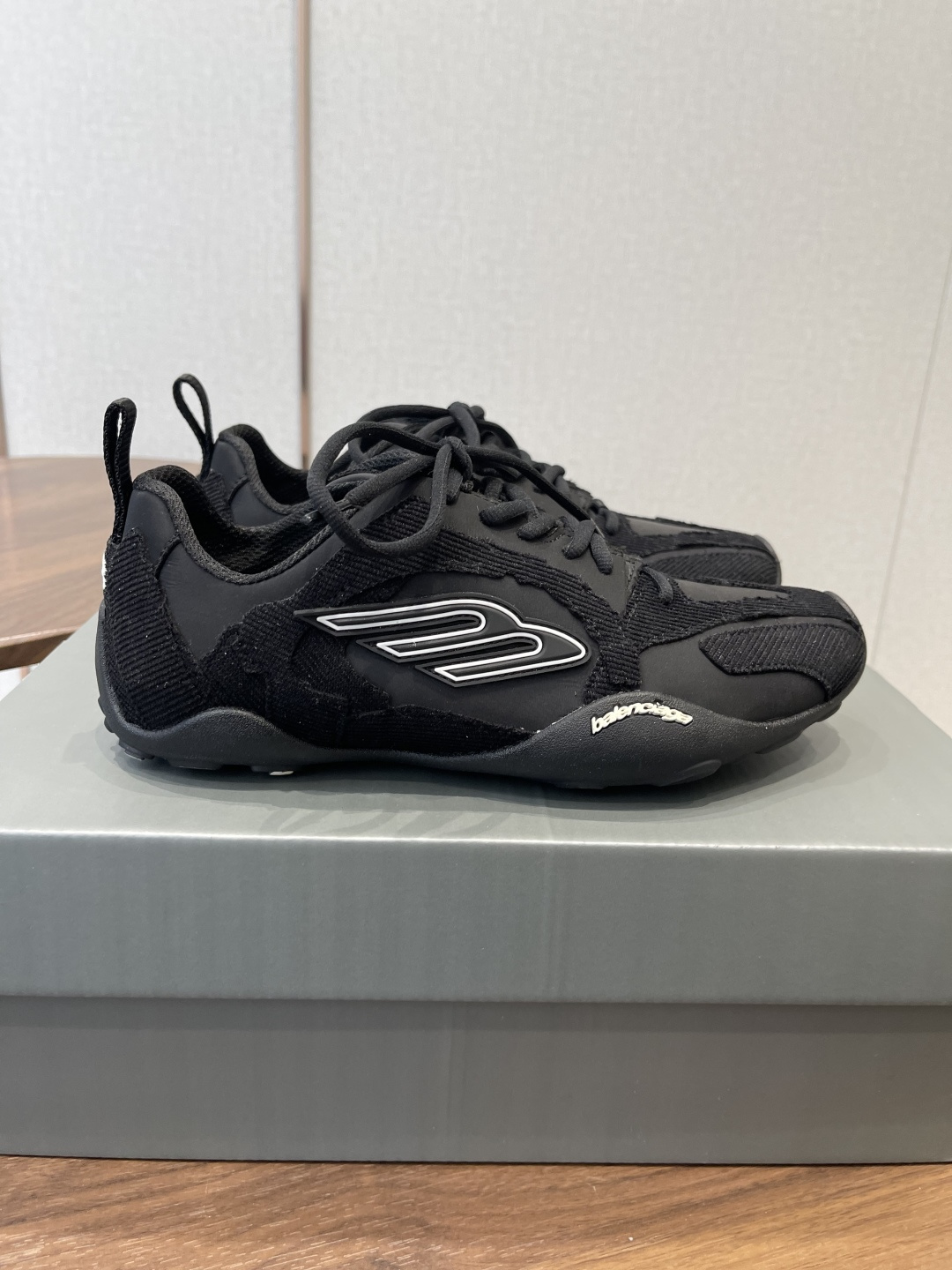 발렌시아가(Balenciaga) 먼데이 울트라(Monday Ultra) 스니커즈 신발