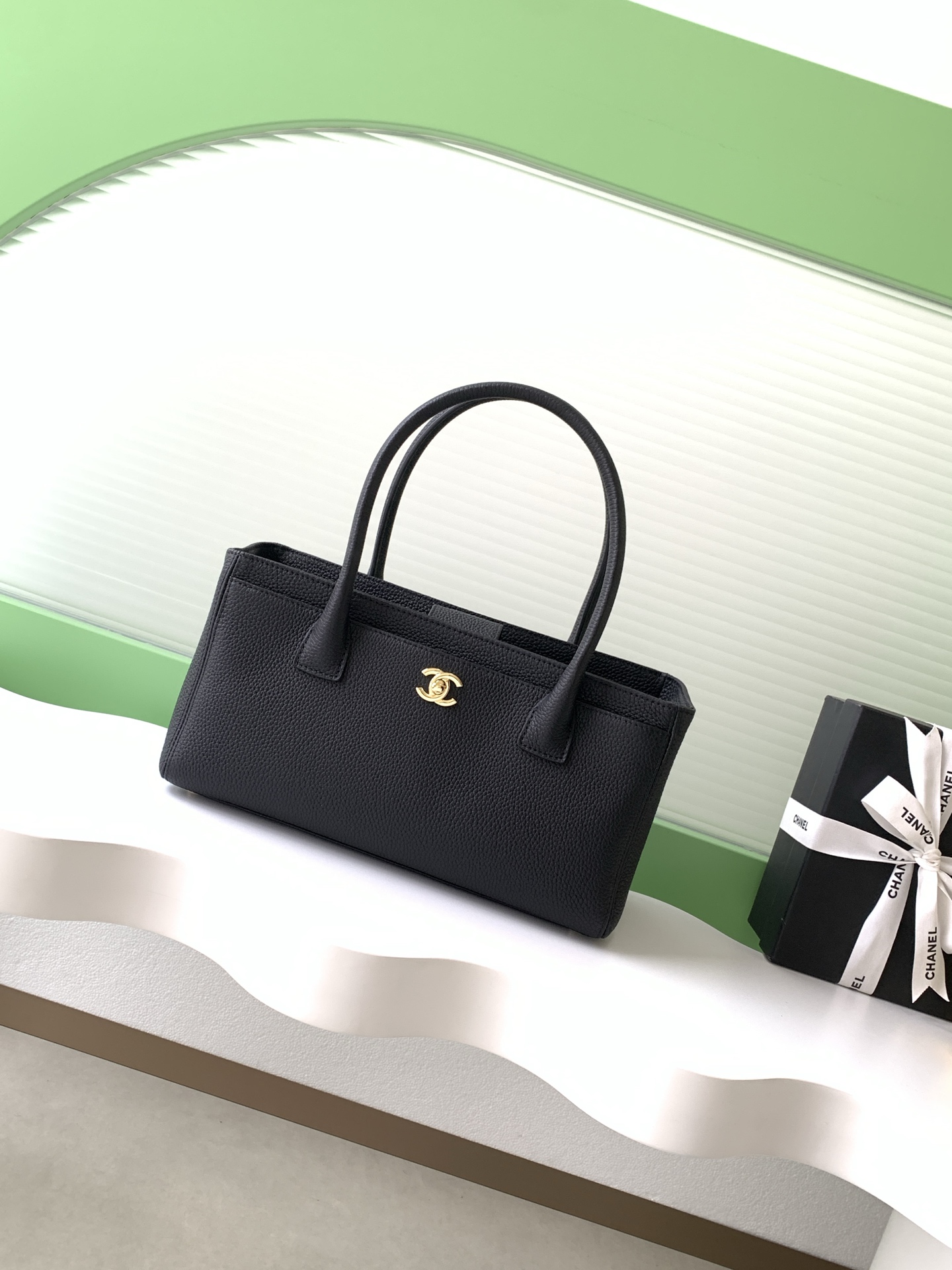 샤넬(CHANEL) 세르프(Cerf) 토트백 블랙 금장 가방