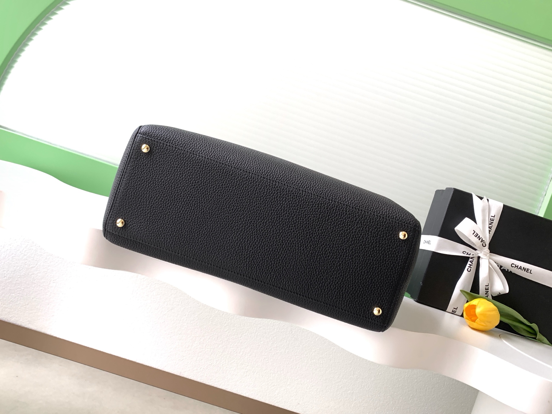 샤넬(CHANEL) 세르프(Cerf) 토트백 블랙 금장 미디움