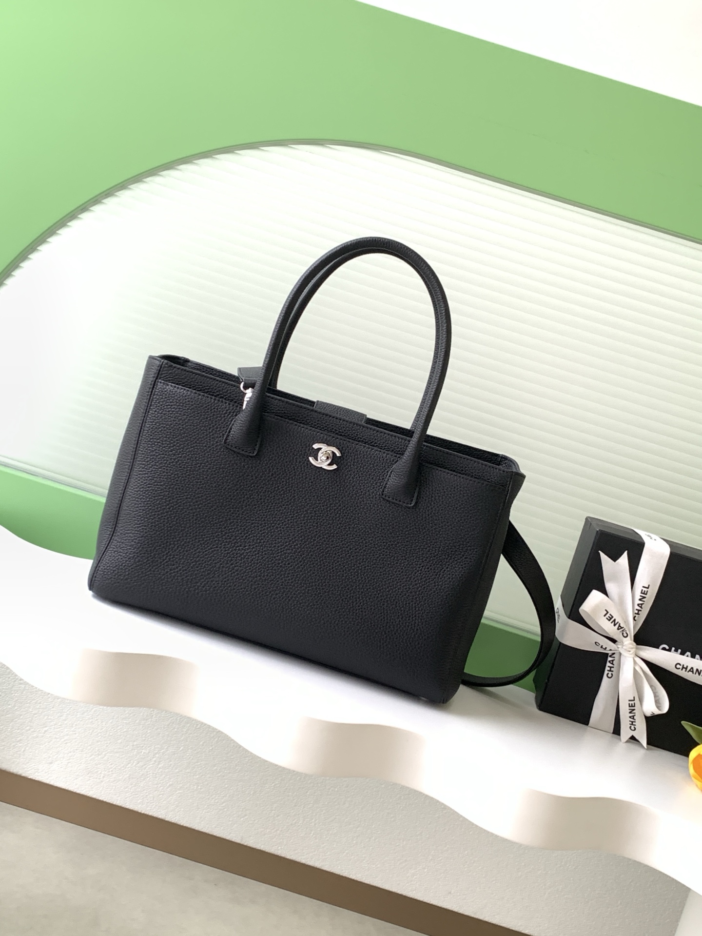 샤넬(CHANEL) 세르프(Cerf) 토트백 블랙 은장 (미디움)