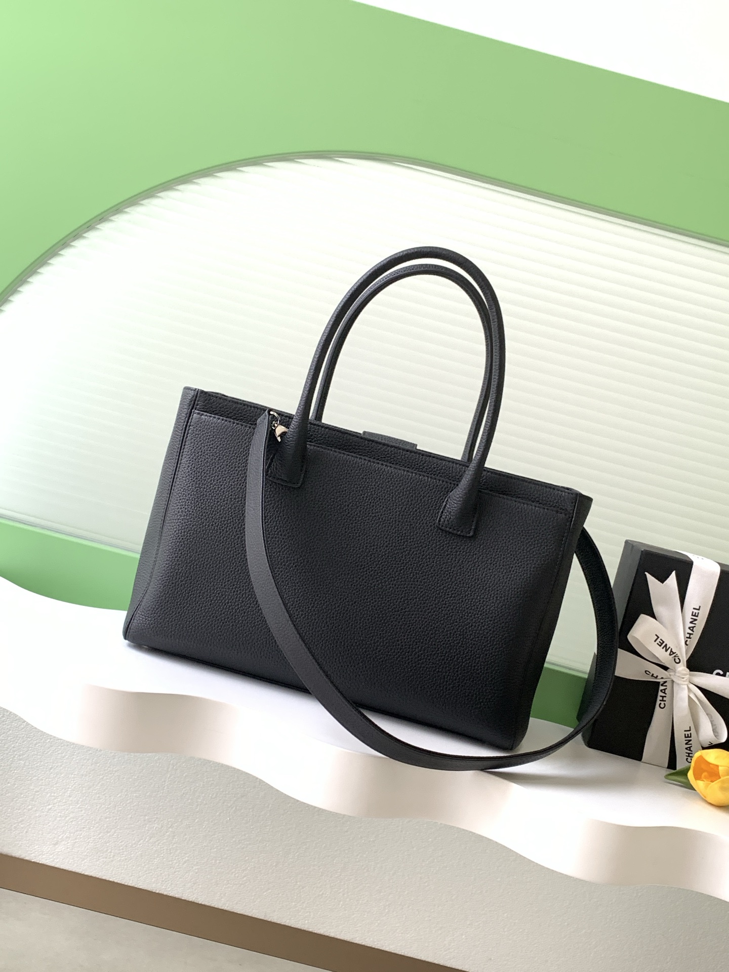 샤넬(CHANEL) 세르프(Cerf) 토트백 블랙 은장 (미디움)