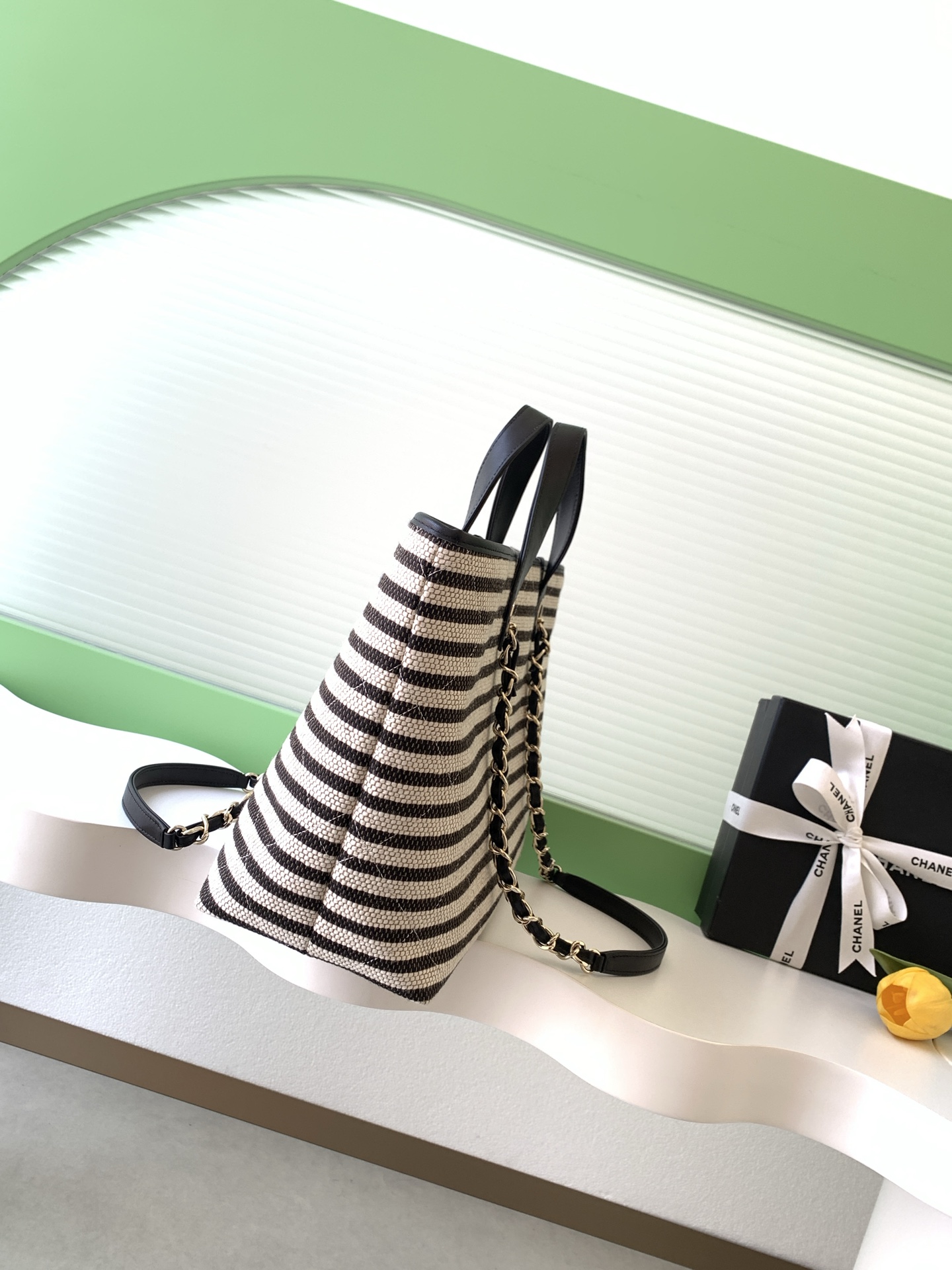 샤넬(CHANEL) 26C 크루즈 스트라이프 토트백 가방 (블랙)