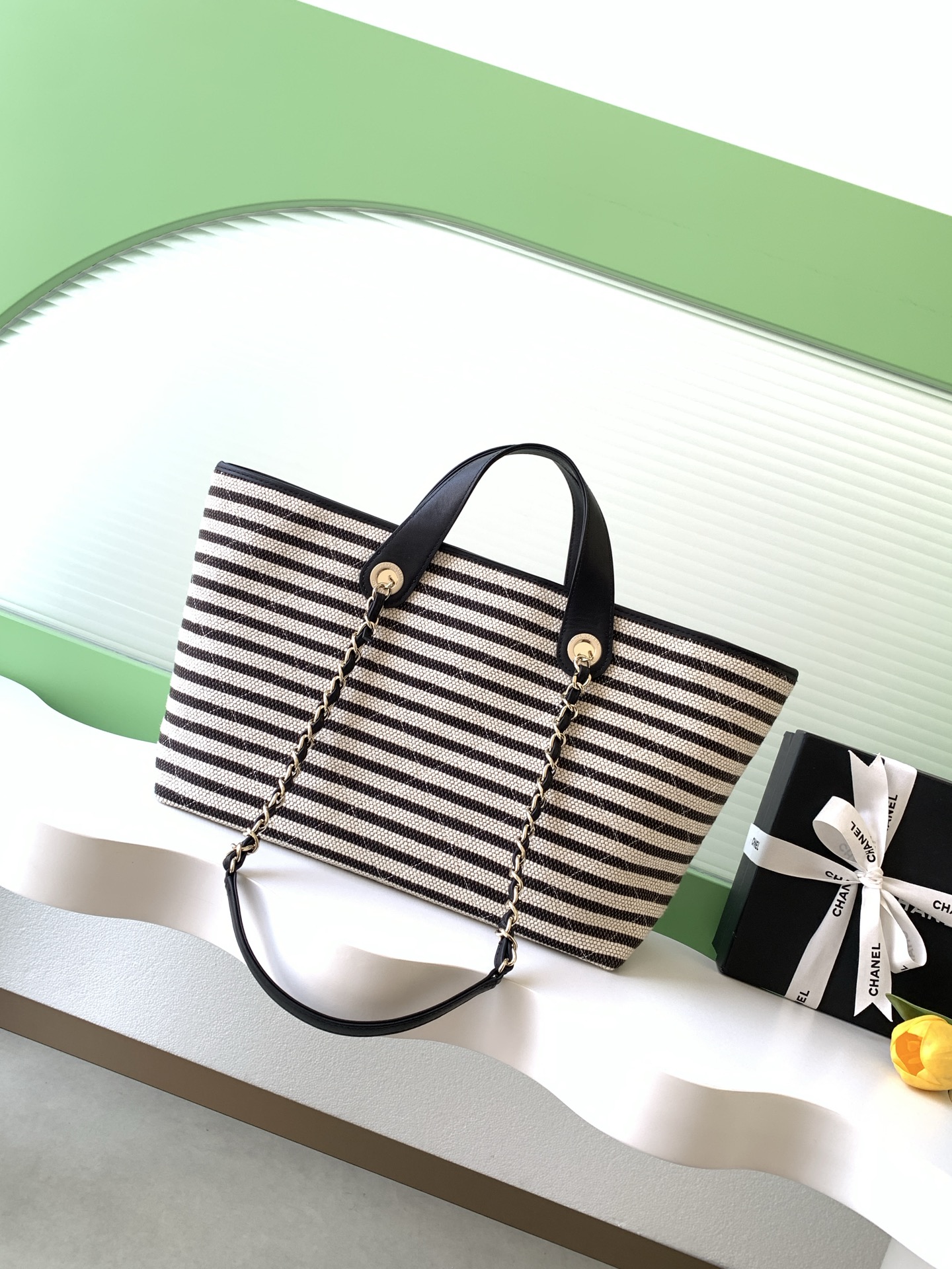 샤넬(CHANEL) 26C 크루즈 스트라이프 토트백 가방 (블랙)