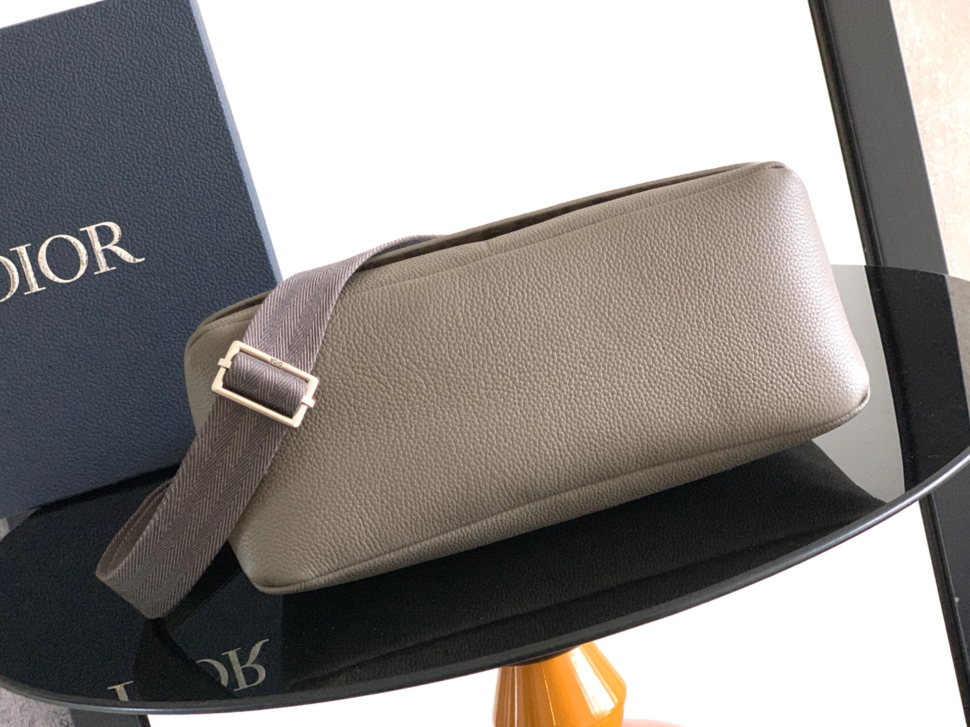 디올(Dior) 프리베(Privé) 플랩 메신저 크로스 백 가방