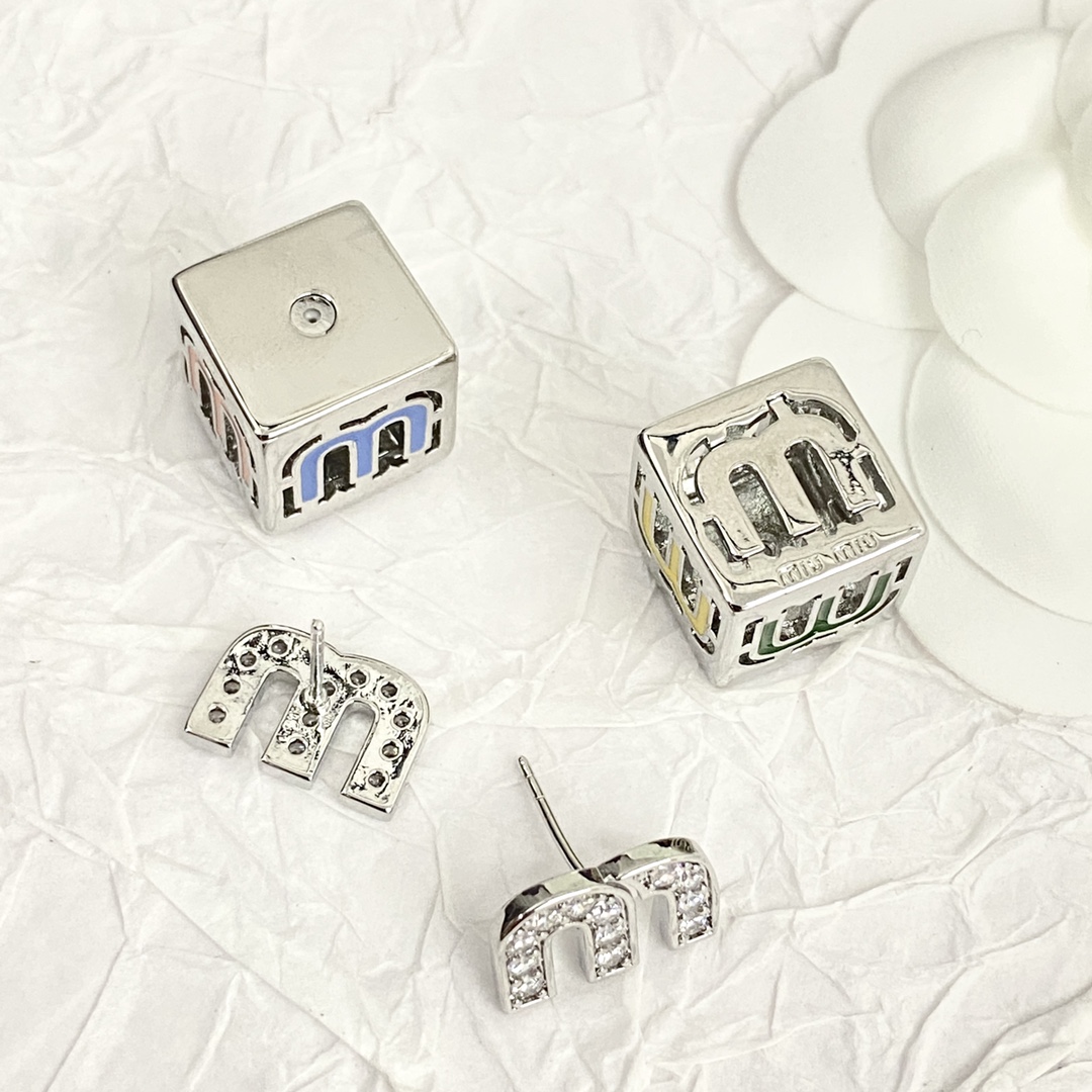 미우미우(MIU MIU) 로고 큐브 귀걸이 악세사리