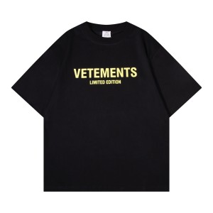 베트멍(VETEMENTS) 로고 프린트 반팔 티셔츠 의류