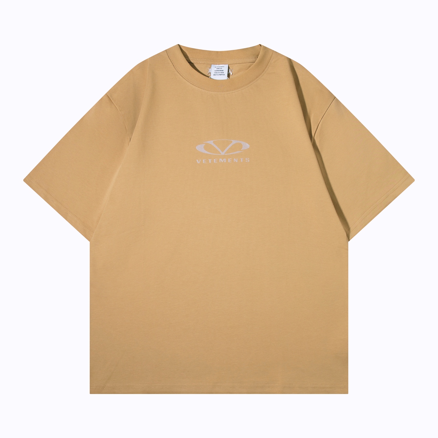 베트멍(VETEMENTS) 로고 플록 프린트 반팔 티셔츠 의류