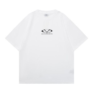 베트멍(VETEMENTS) 로고 플록 프린트 반팔 티셔츠 의류