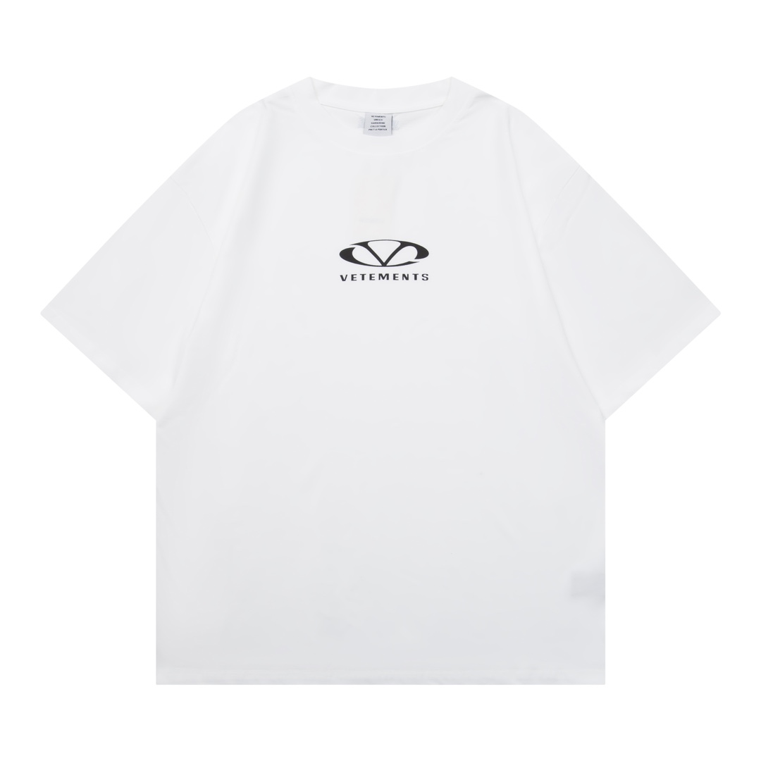 베트멍(VETEMENTS) 로고 플록 프린트 반팔 티셔츠 의류