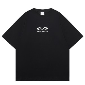 베트멍(VETEMENTS) 로고 플록 프린트 반팔 티셔츠 의류