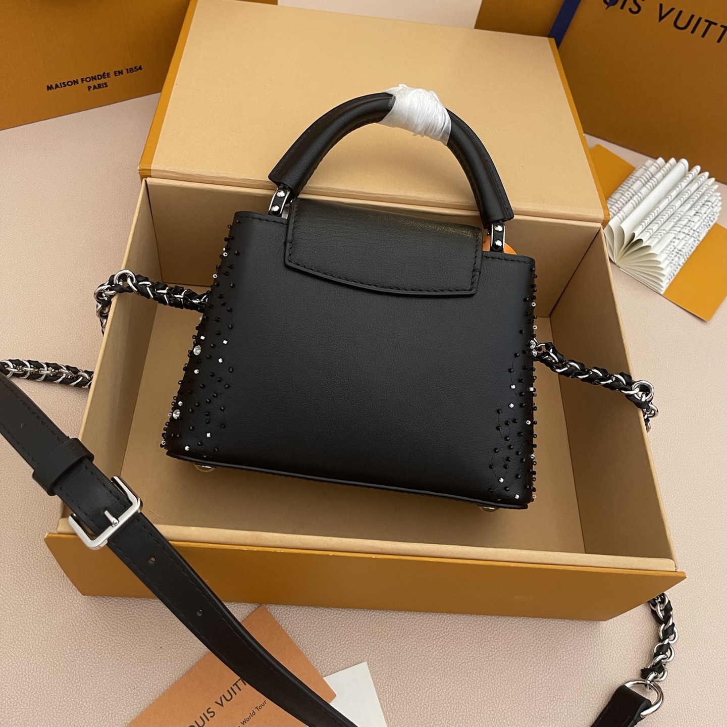 루이비통(LV) 카퓌신 한정판 (Luna New Year) 핸드백 가방 미니