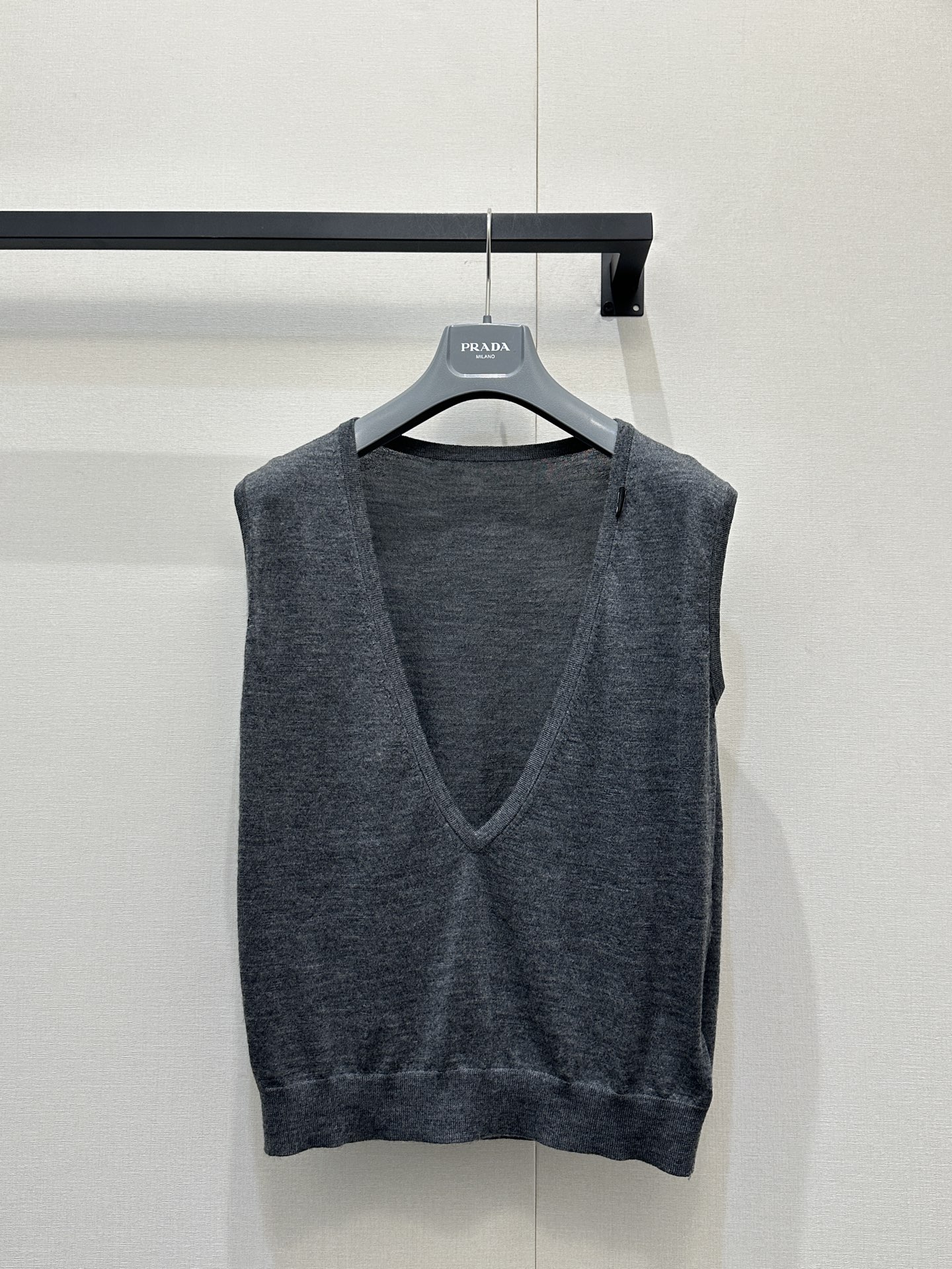 프라다(Prada) 런웨이 V넥 니트 베스트 의류