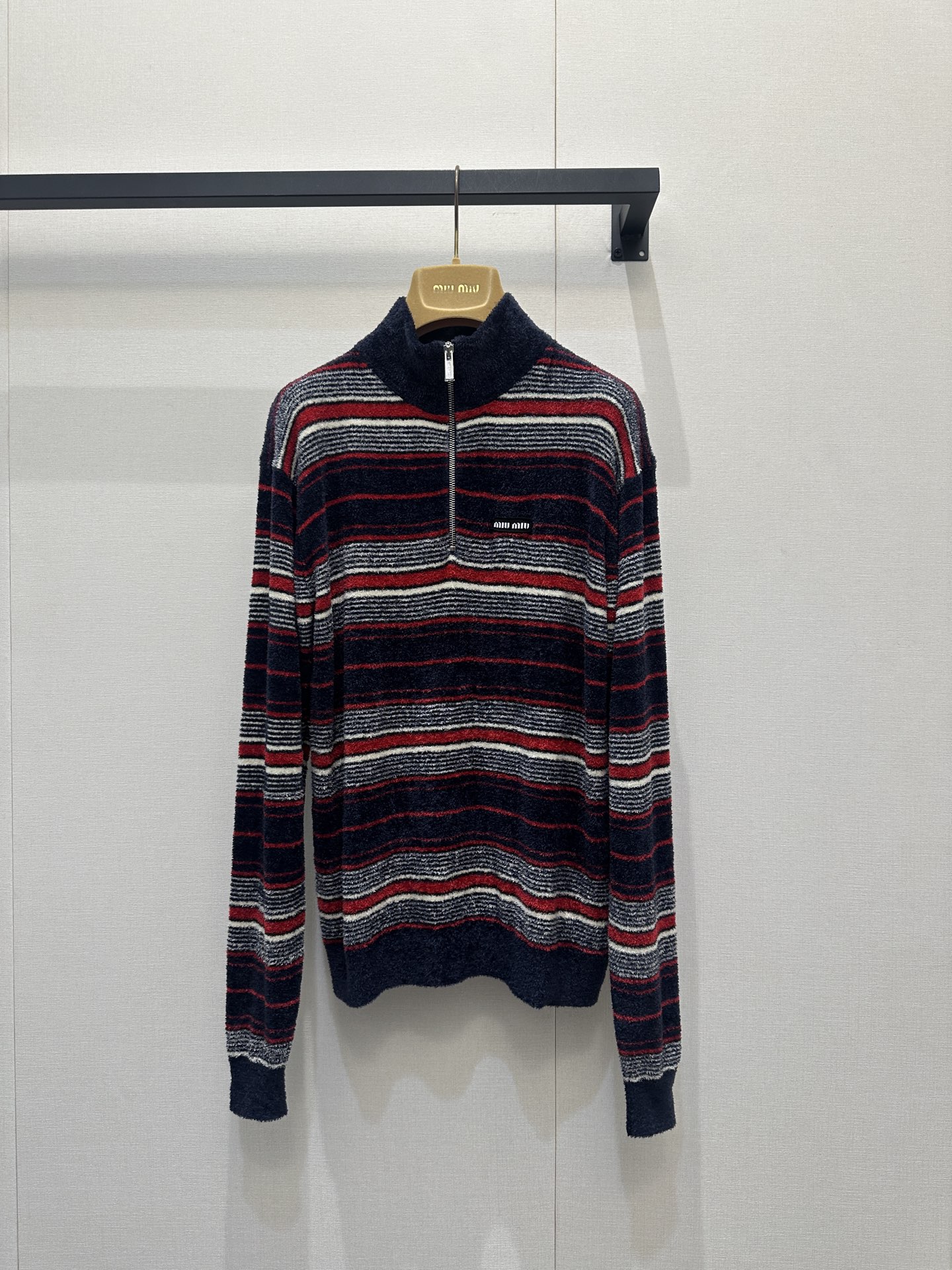 미우미우(MiuMiu) 스트라이프 하프 반집업 티셔츠 의류