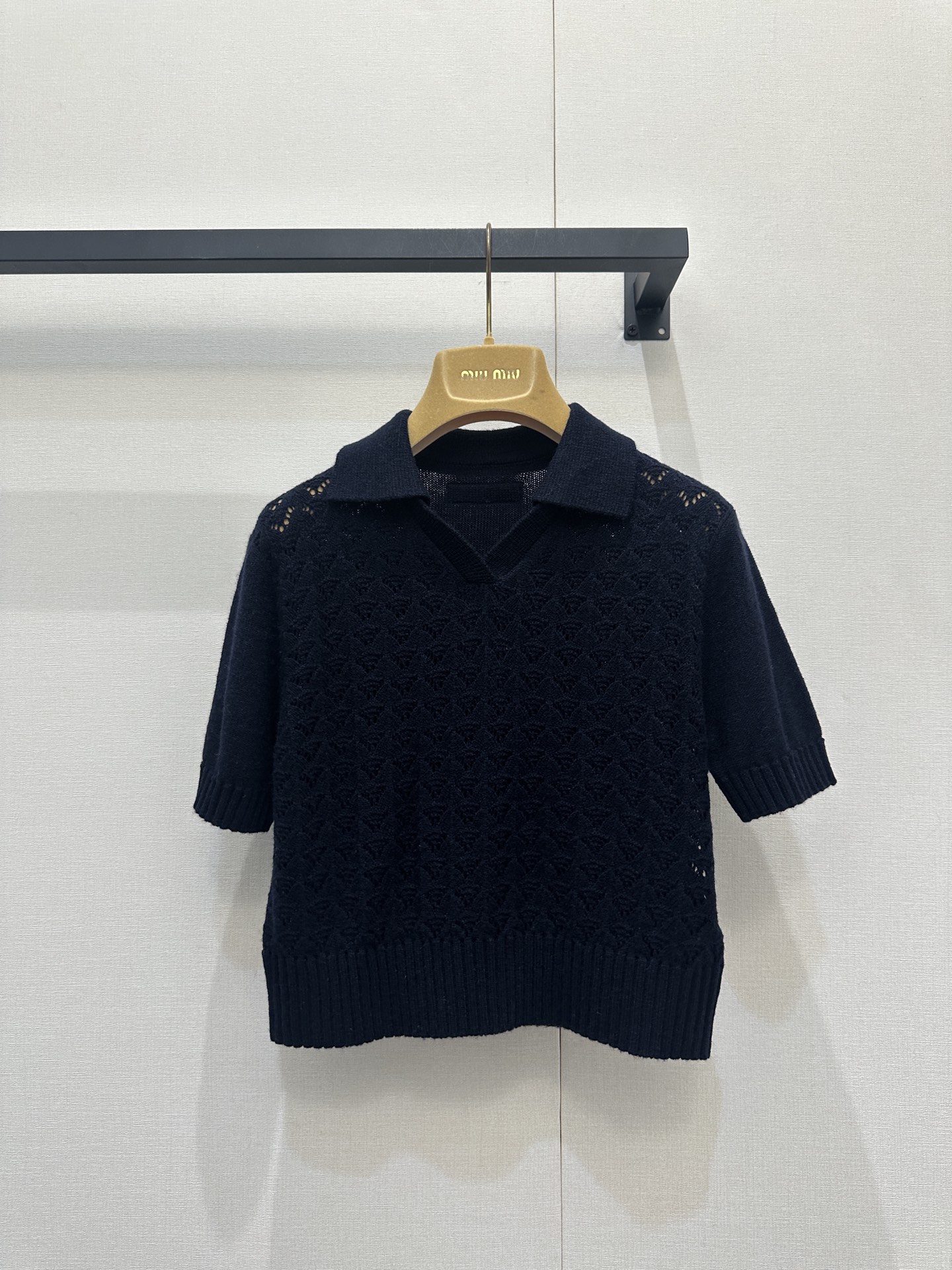 미우미우(MiuMiu) 펀칭 기하학 카라 니트 의류