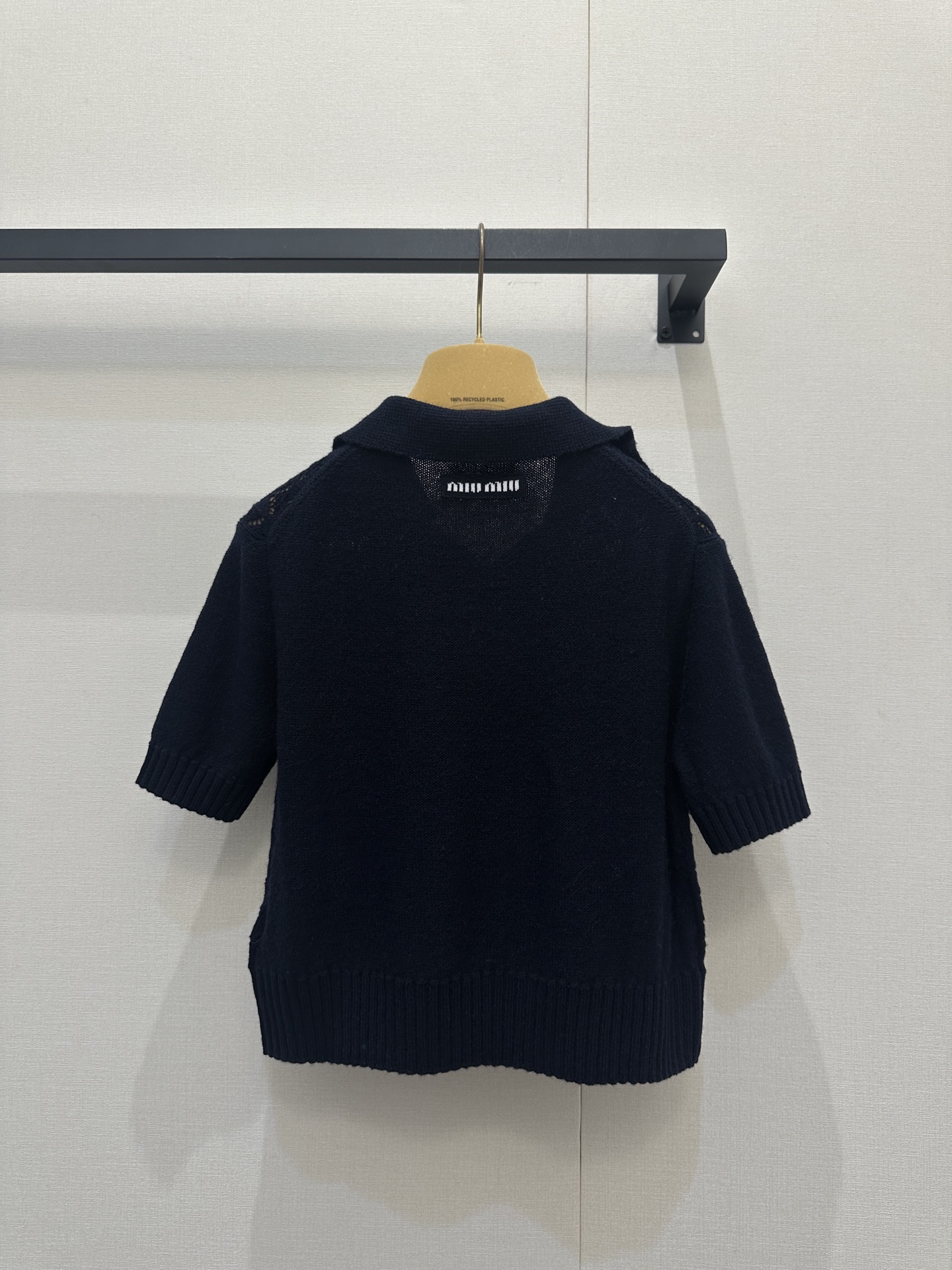 미우미우(MiuMiu) 펀칭 기하학 카라 니트 의류