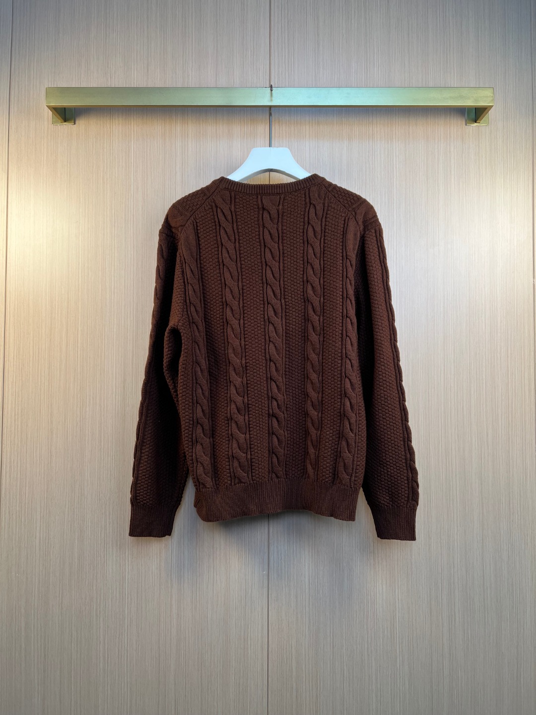 루이비통(LV) 레터링 배지 가죽 패치 케이블 니트 스웨터 의류