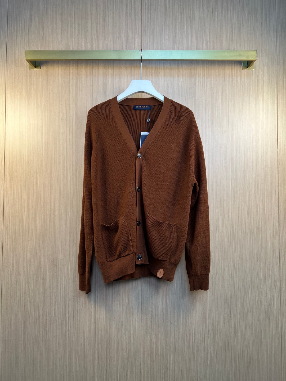 루이비통(LV) 모노그램 가죽 패치 니트 브이넥 가디건 의류