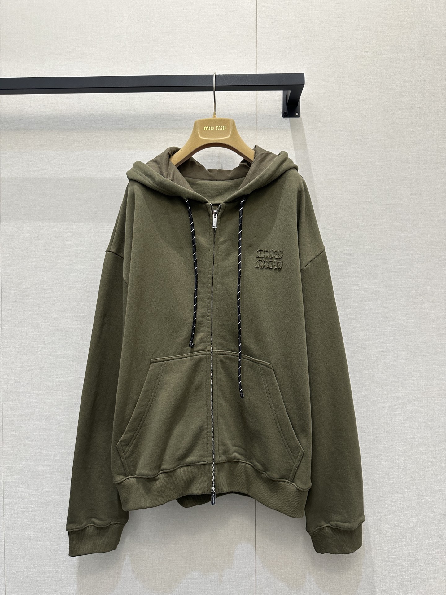 미우미우(MiuMiu) 올리브 멜란지 후드 집업 + 반바지 팬츠 셋업 세트 의류