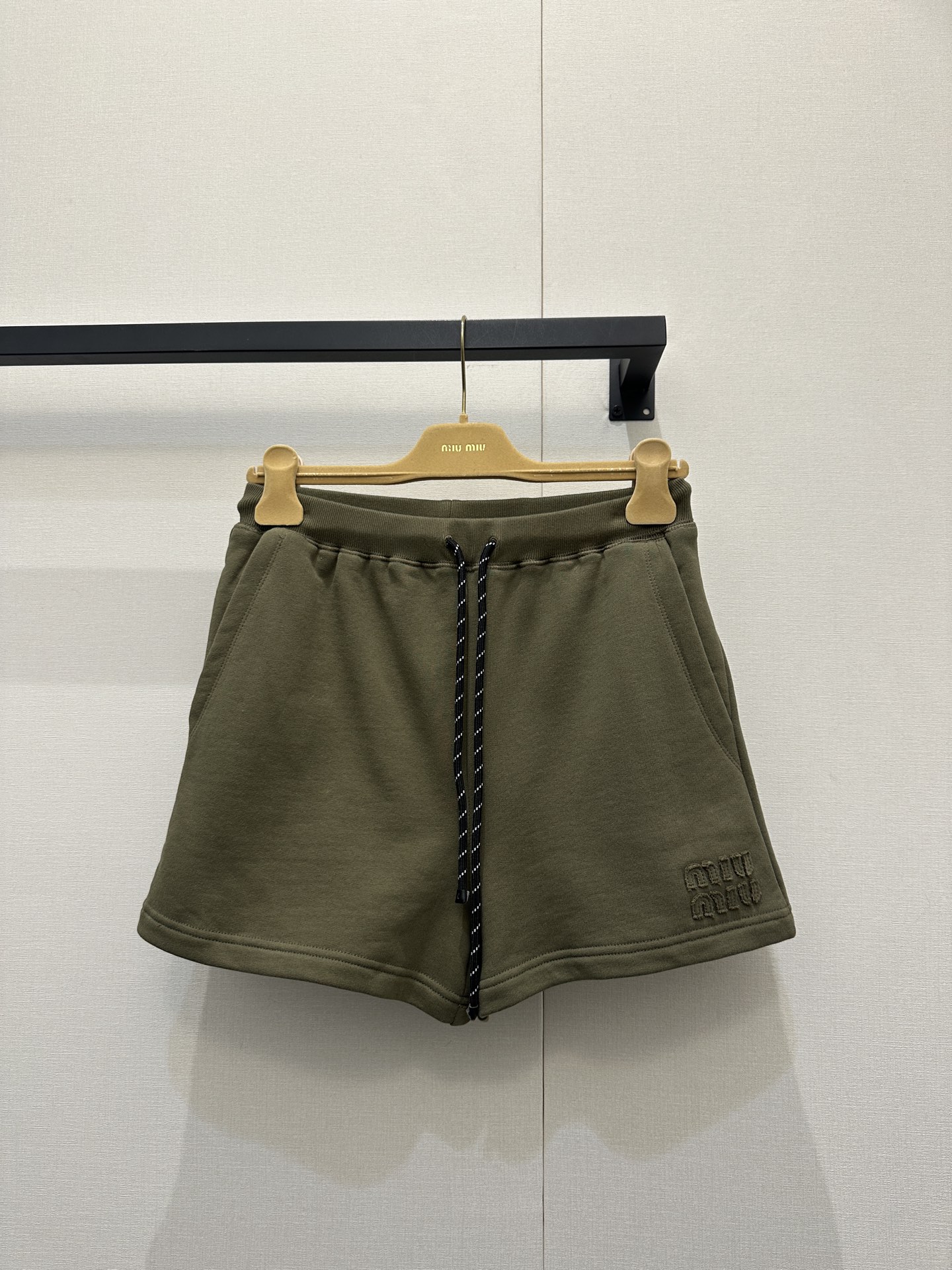 미우미우(MiuMiu) 올리브 멜란지 후드 집업 + 반바지 팬츠 셋업 세트 의류