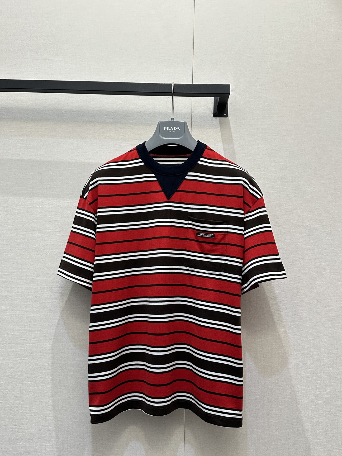 프라다(Prada) 레드·브라운·화이트 배색 반팔 티셔츠 의류