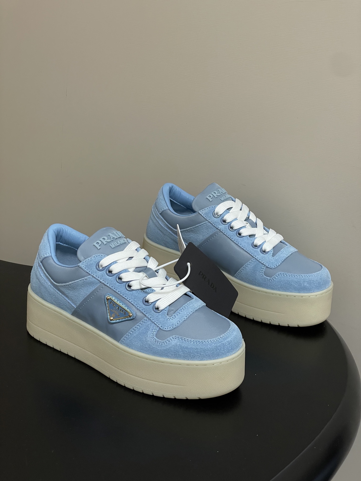 프라다(PRADA) 다운타운 볼드 스니커즈 신발