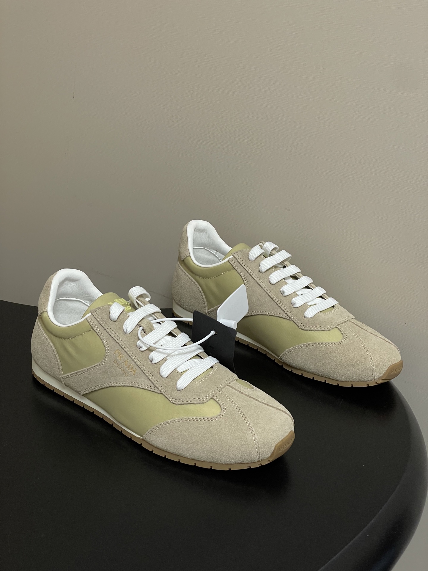 프라다(PRADA) 레트로 스웨이드 스니커즈 신발