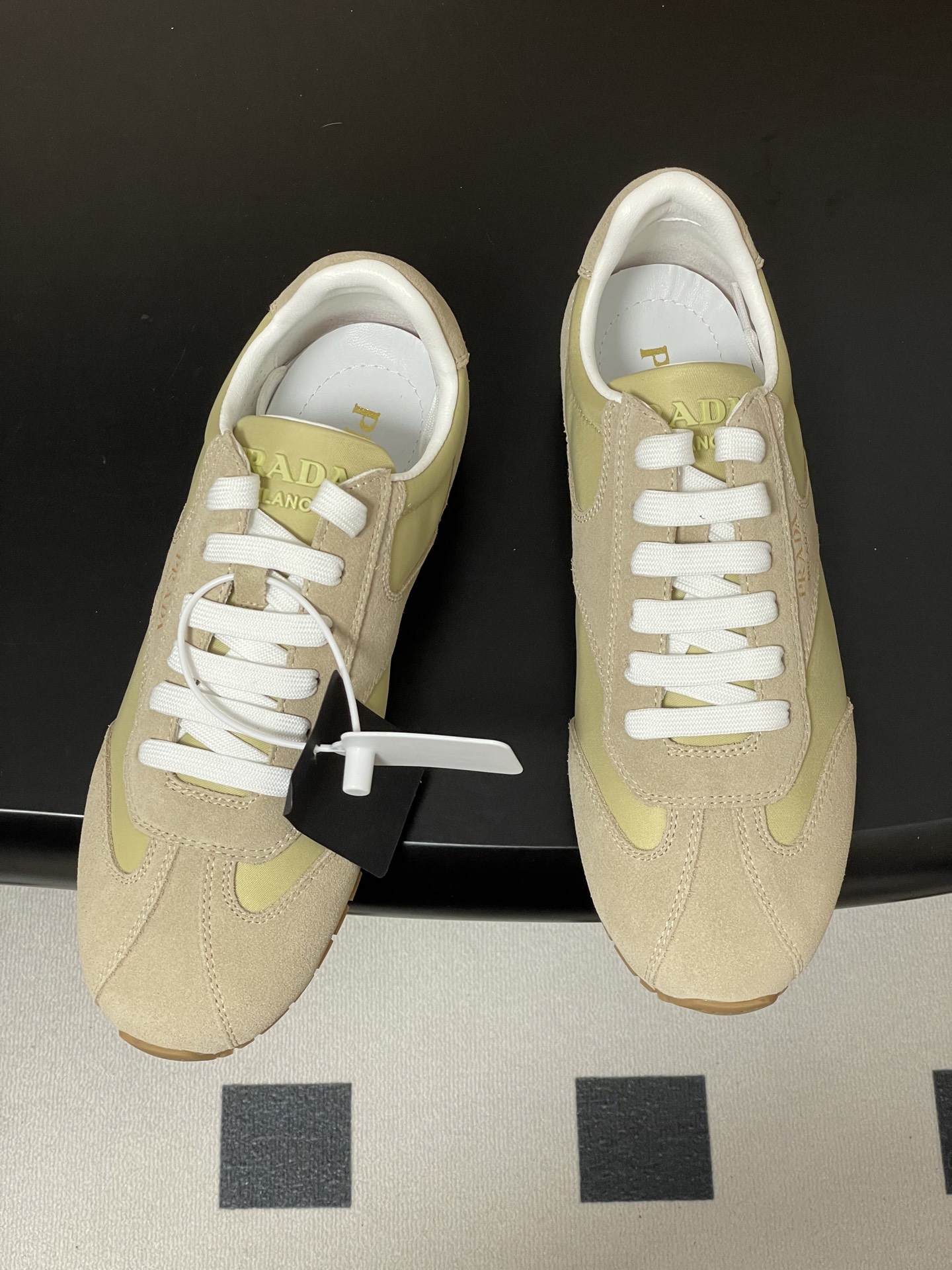 프라다(PRADA) 레트로 스웨이드 스니커즈 신발