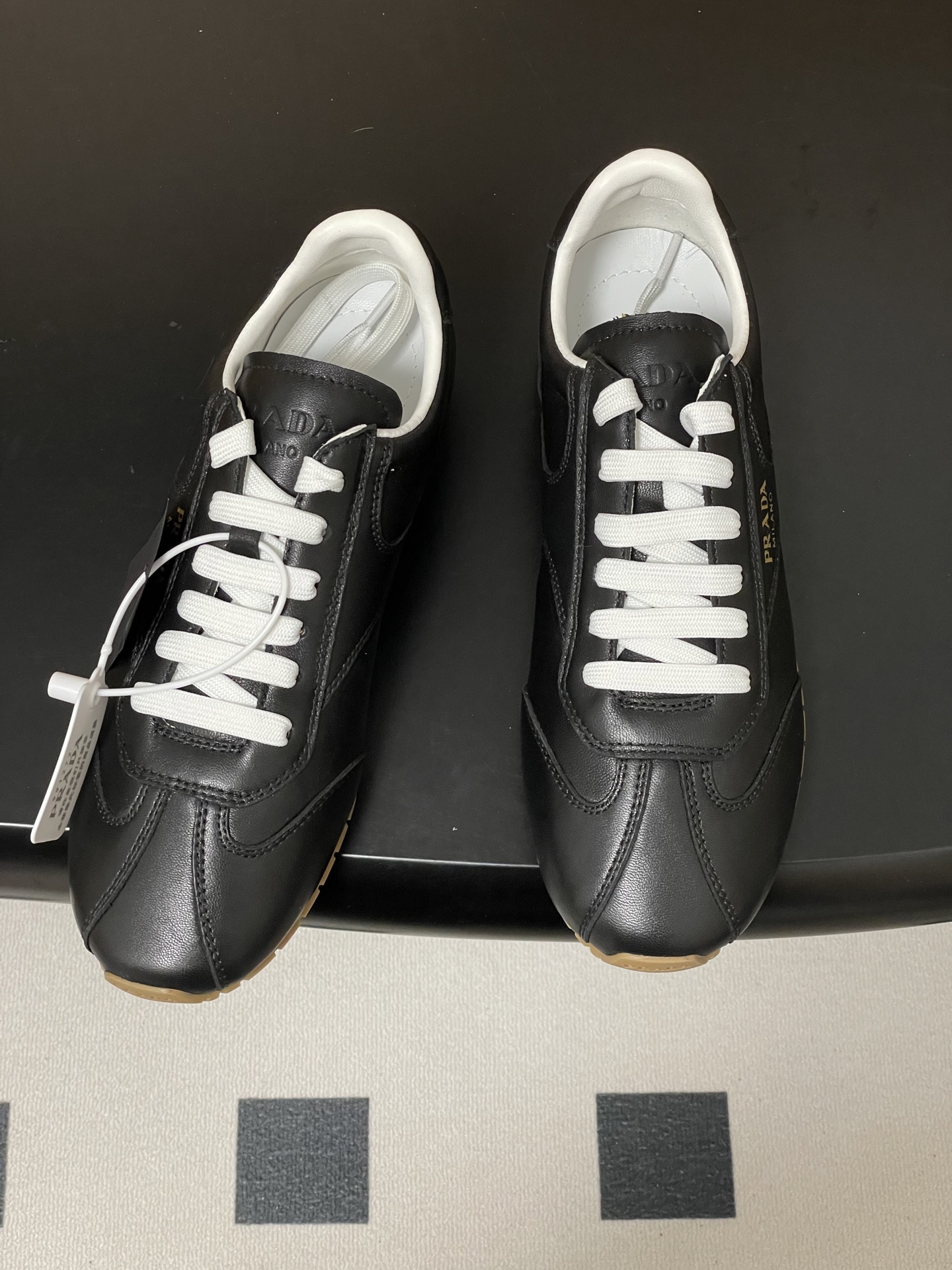 프라다(PRADA) 레트로 가죽 스니커즈 신발