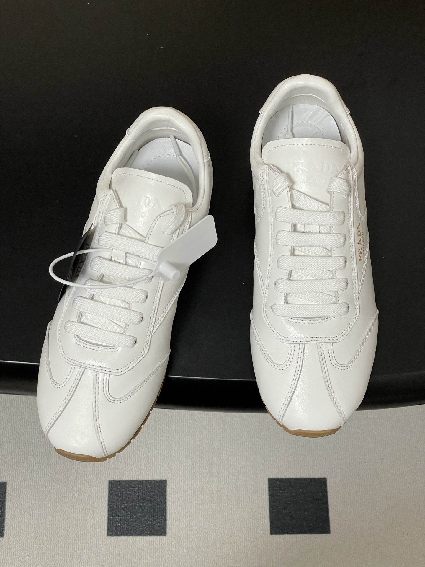 프라다(PRADA) 레트로 가죽 스니커즈 신발