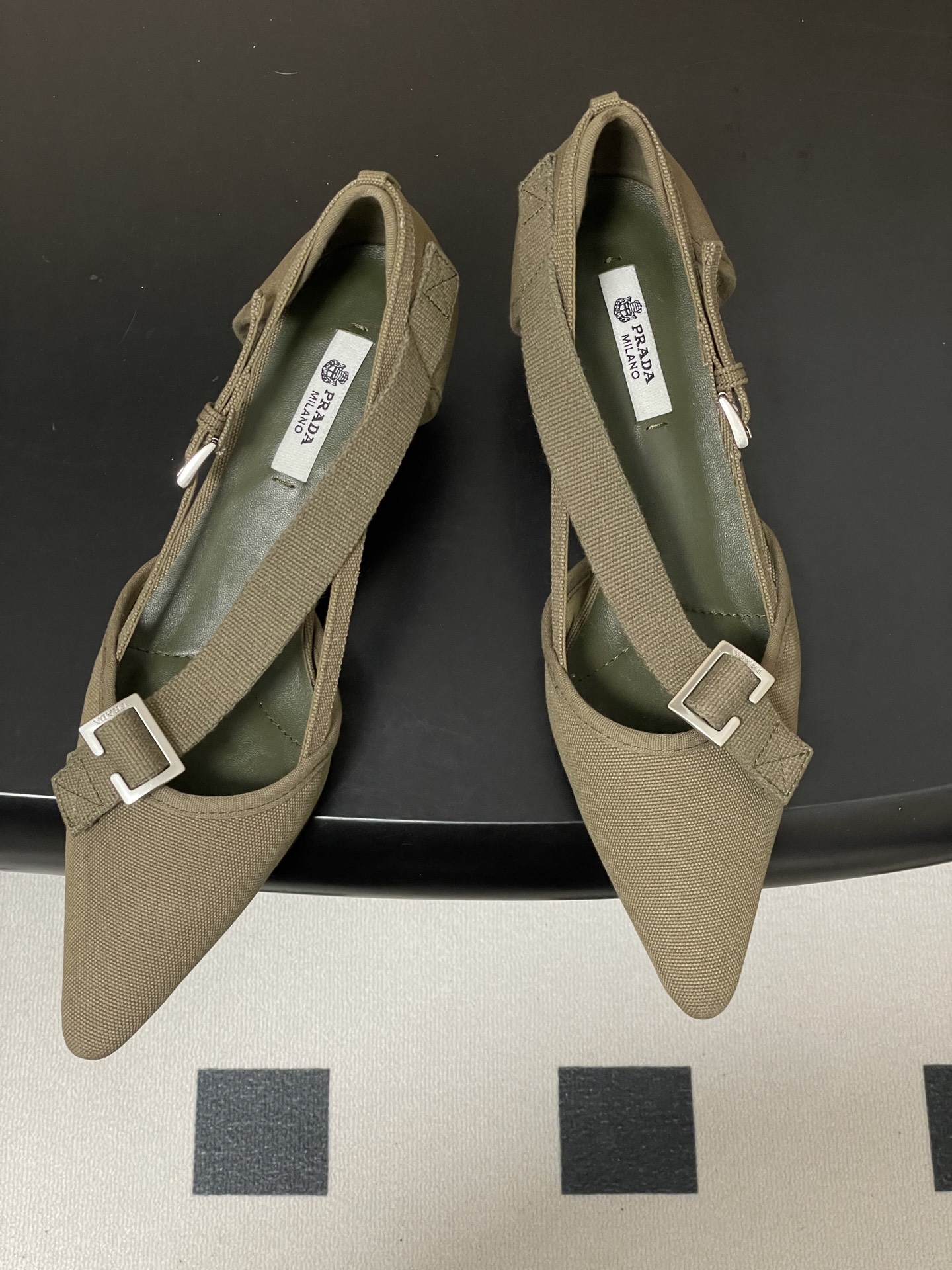 프라다(PRADA) 포인티드 캔버스 키튼힐 펌프스 신발