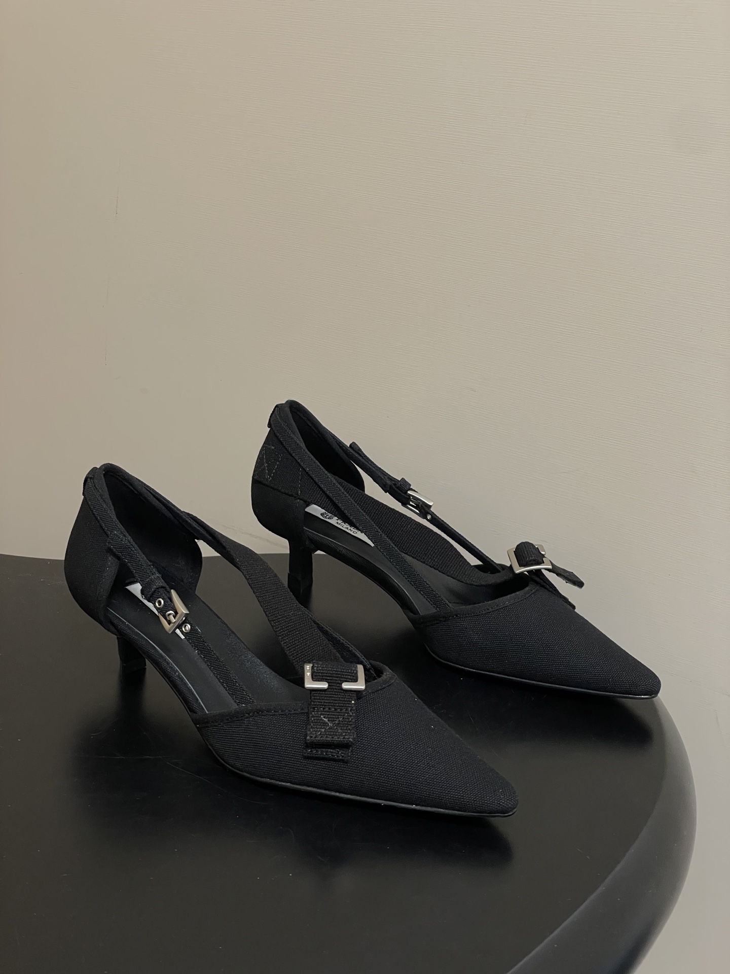 프라다(PRADA) 포인티드 캔버스 키튼힐 펌프스 신발