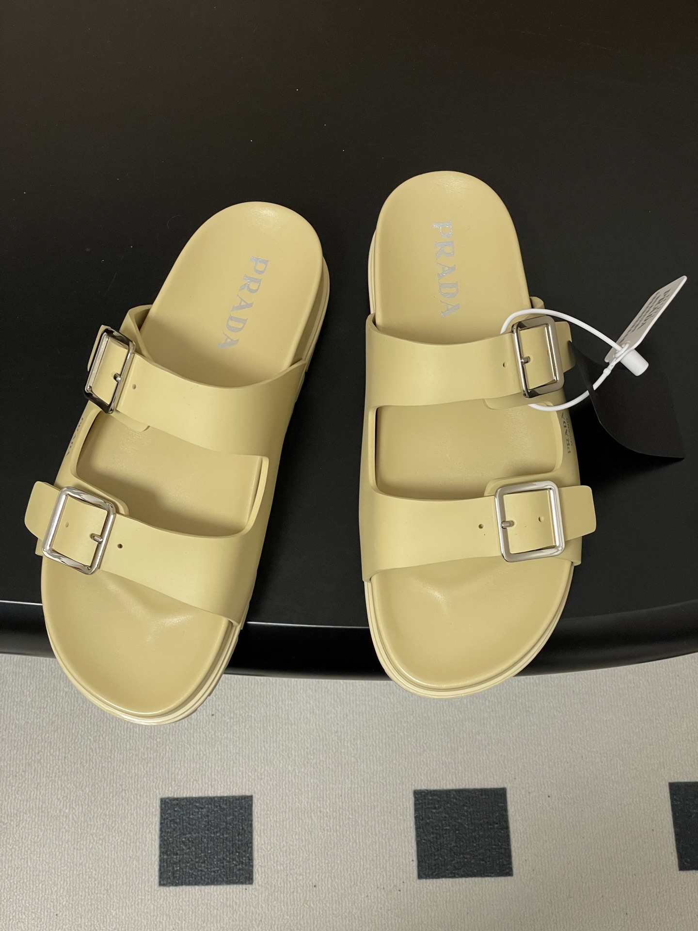 프라다(PRADA) 더블 버클 플랫폼 샌들 슬리퍼 신발