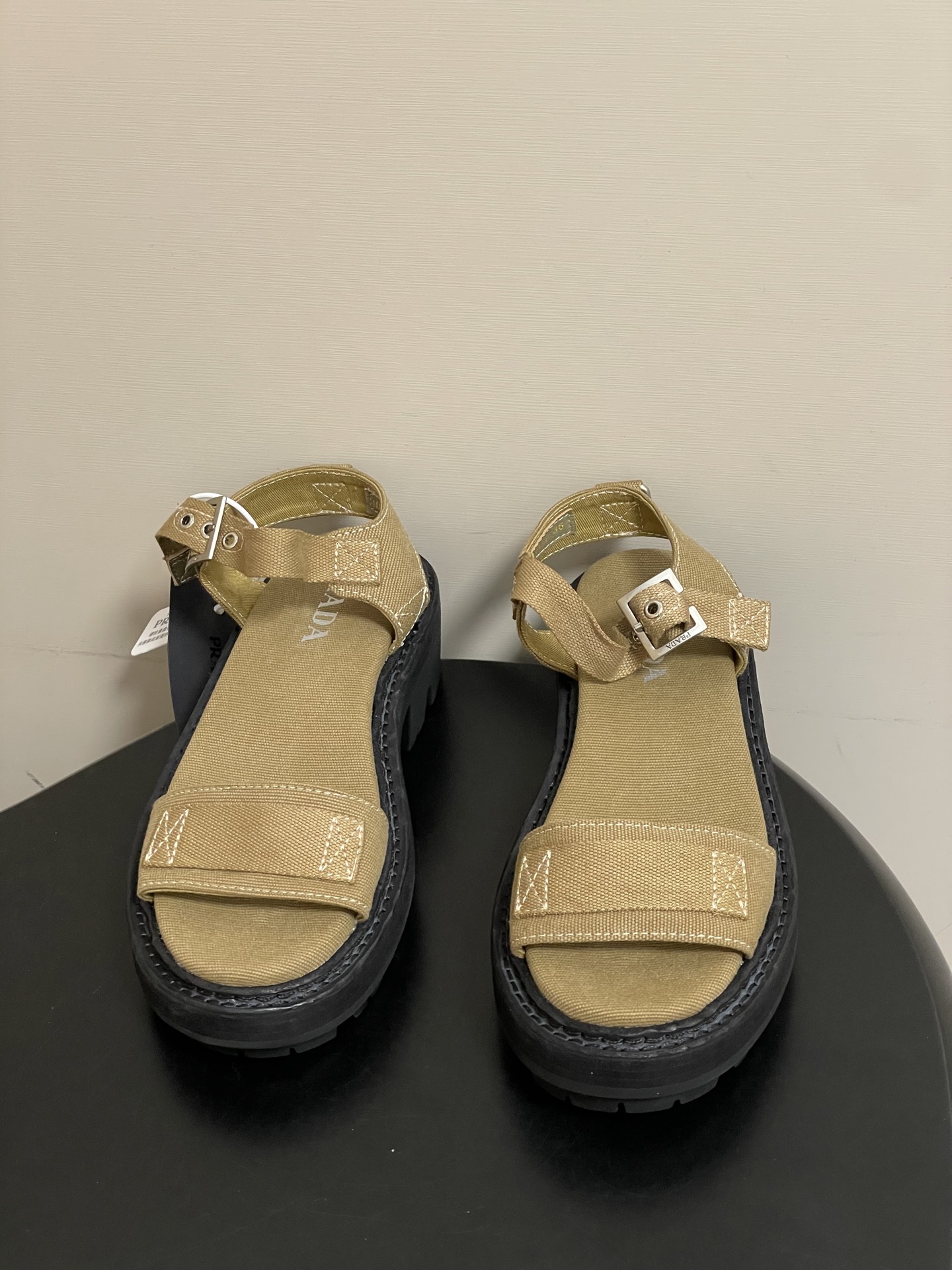 프라다(PRADA) 로마 원스트랩 캔버스 플랫폼 샌들 신발