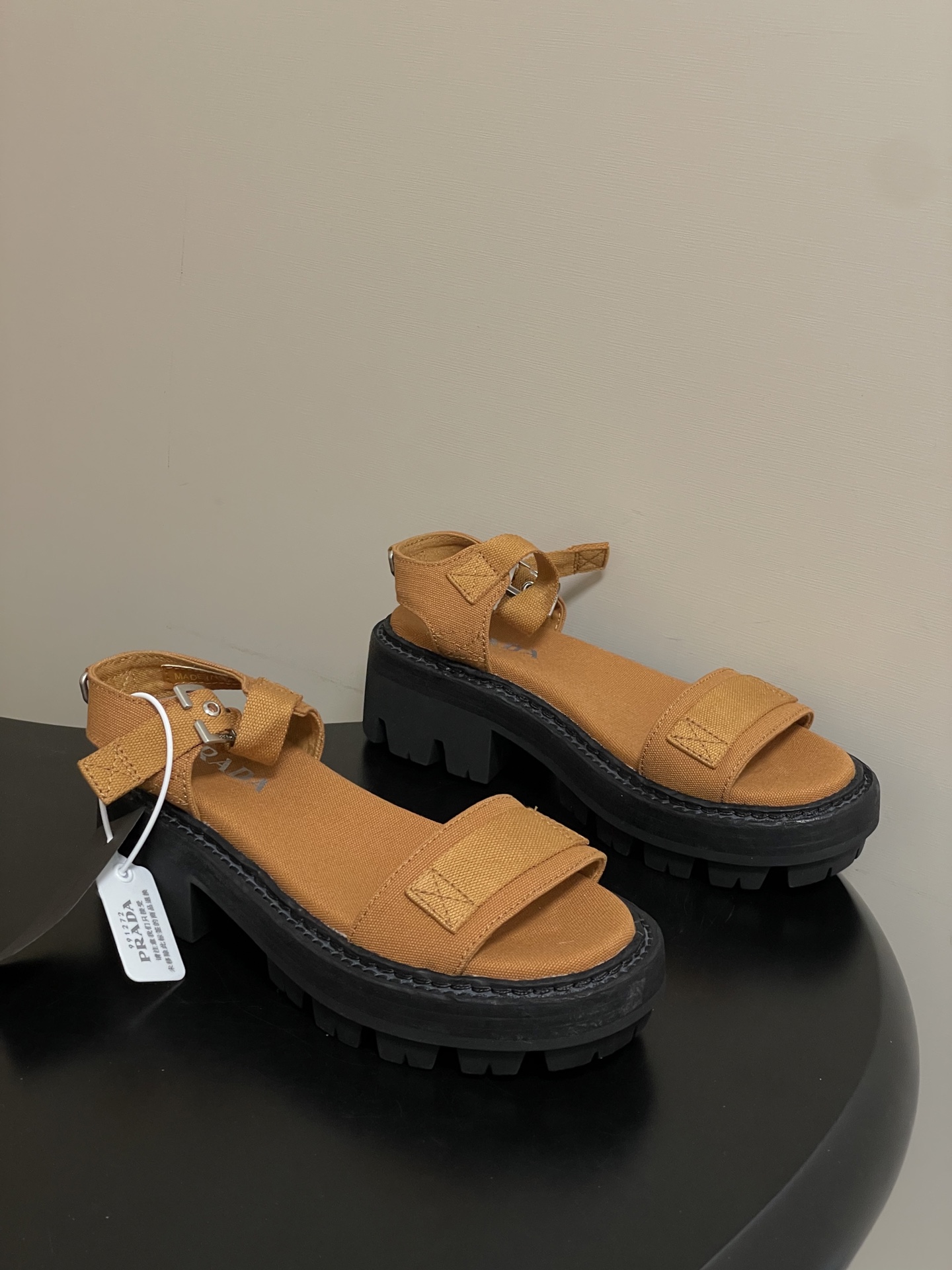 프라다(PRADA) 로마 원스트랩 캔버스 플랫폼 샌들 신발