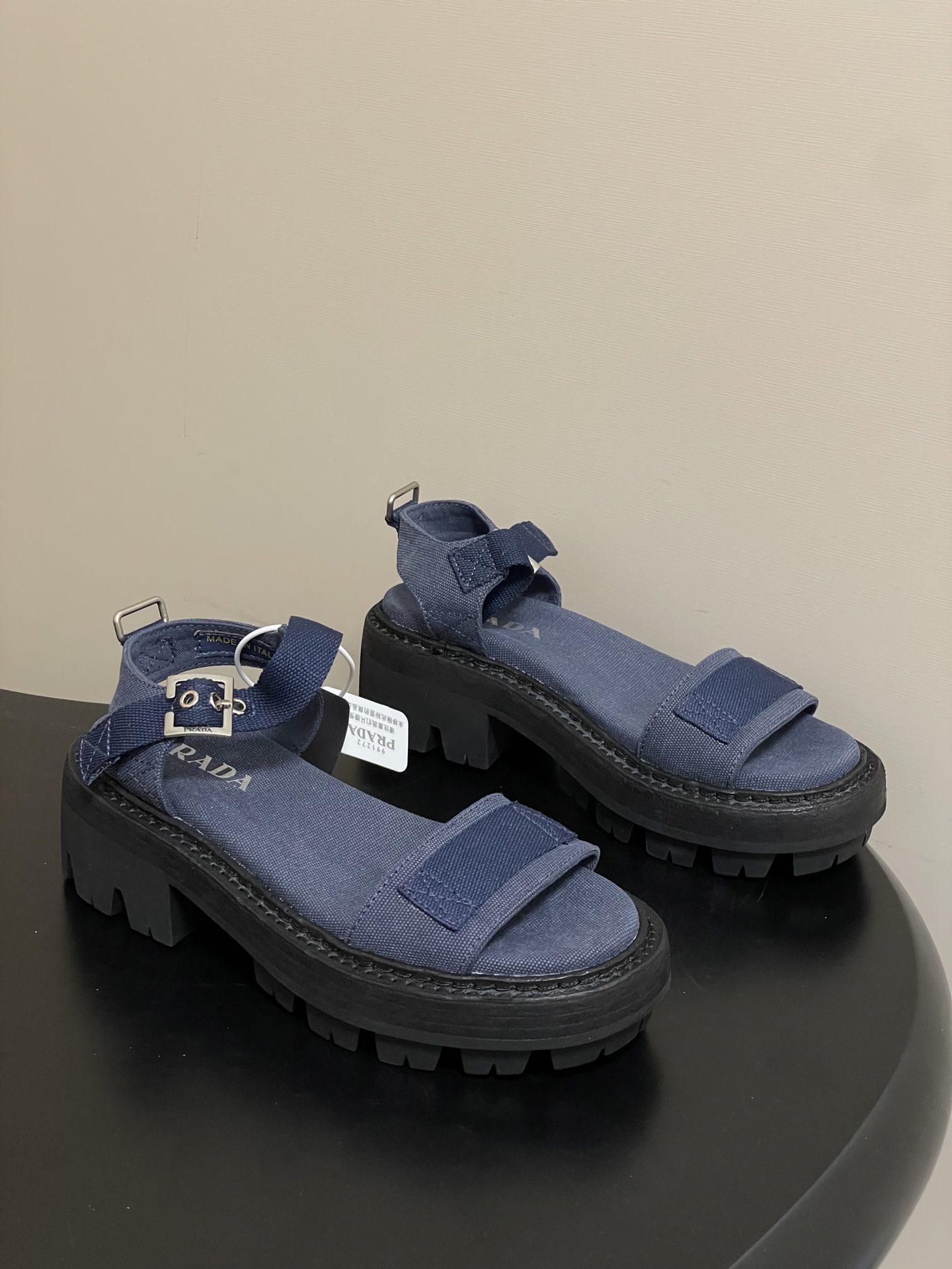 프라다(PRADA) 로마 원스트랩 캔버스 플랫폼 샌들 신발