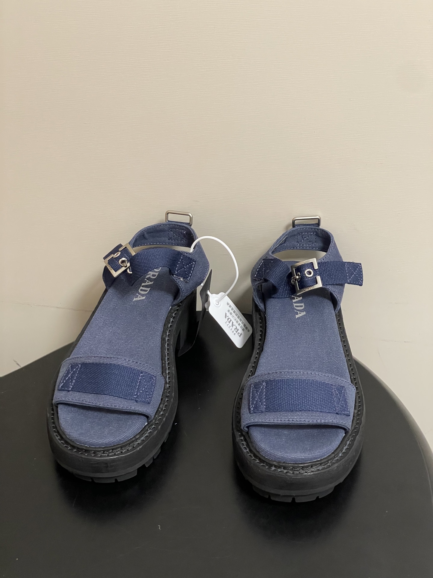 프라다(PRADA) 로마 원스트랩 캔버스 플랫폼 샌들 신발