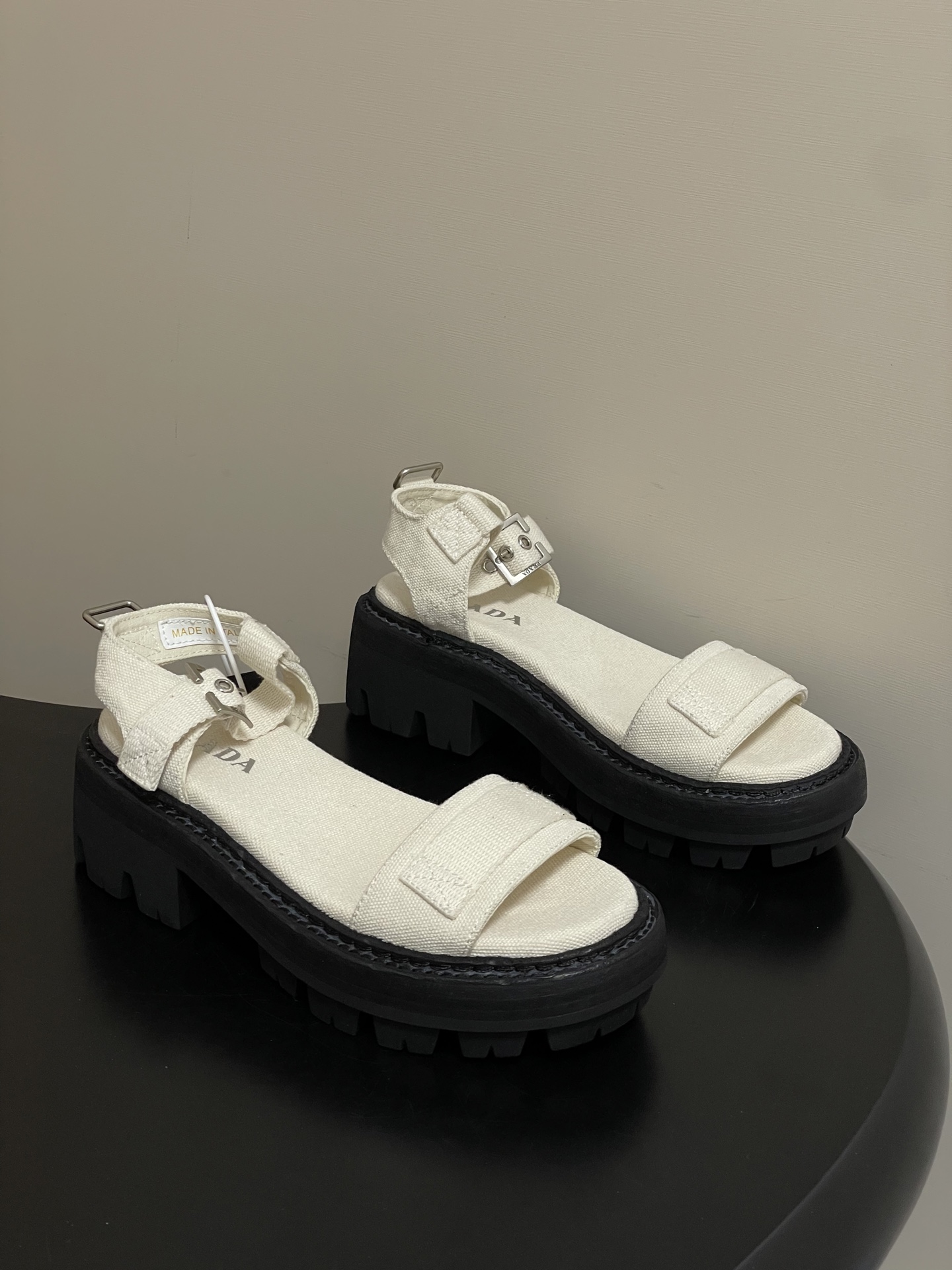 프라다(PRADA) 로마 원스트랩 캔버스 플랫폼 샌들 신발